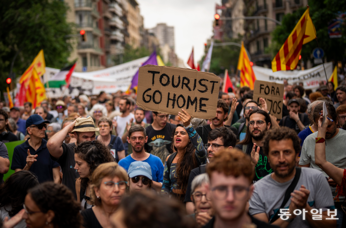 2024년 6월 스페인 바르셀로나 시내에서 오버 투어리즘에 반대하는 주민들의 시위 모습. AP 뉴시스