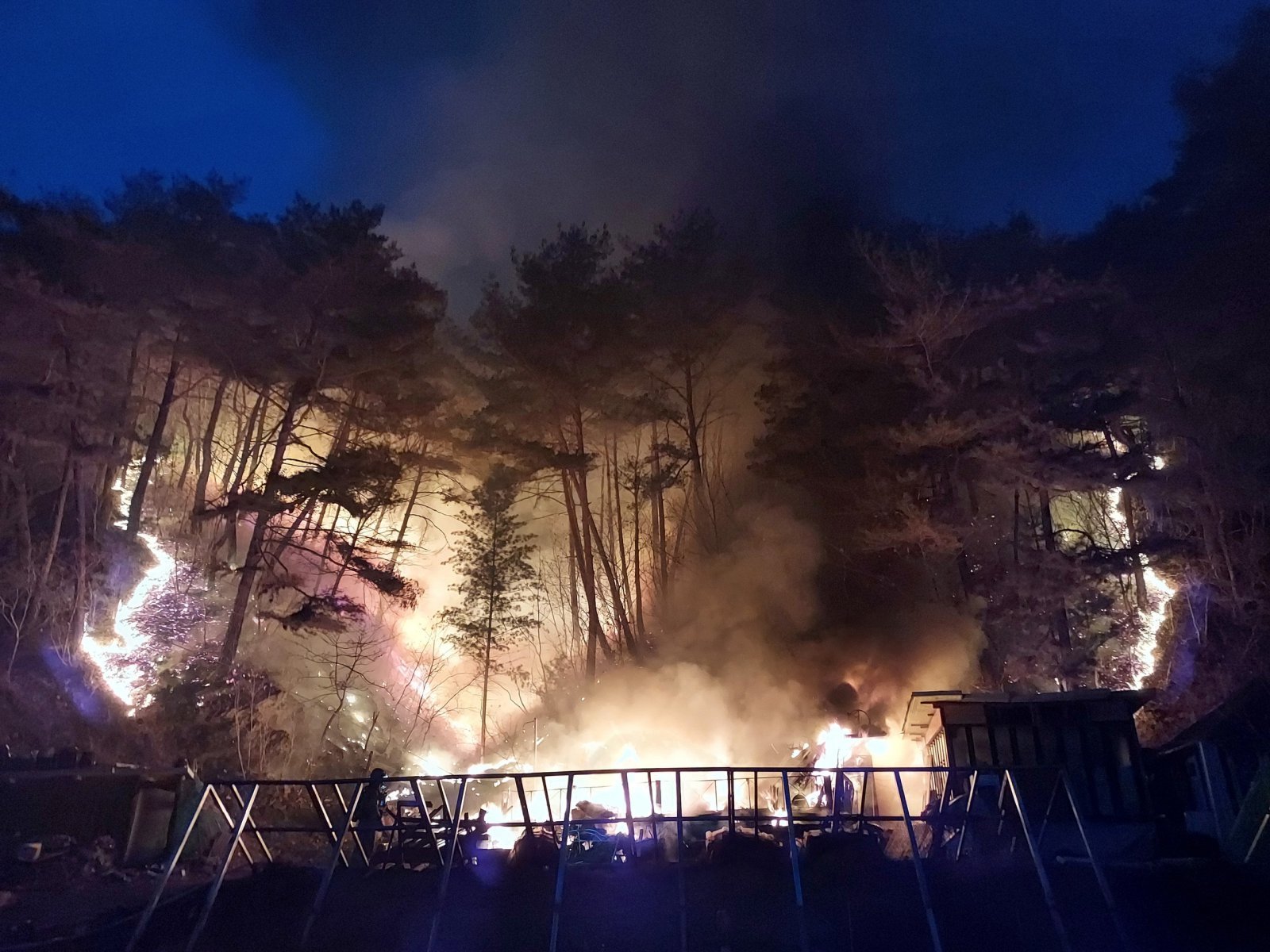 20일 오후 강원 인제 기린면 현리 인근 야산에서 산불이 발생해 산림·소방 당국 등이 진화 작업을 하고 있다. 산림청 제공.