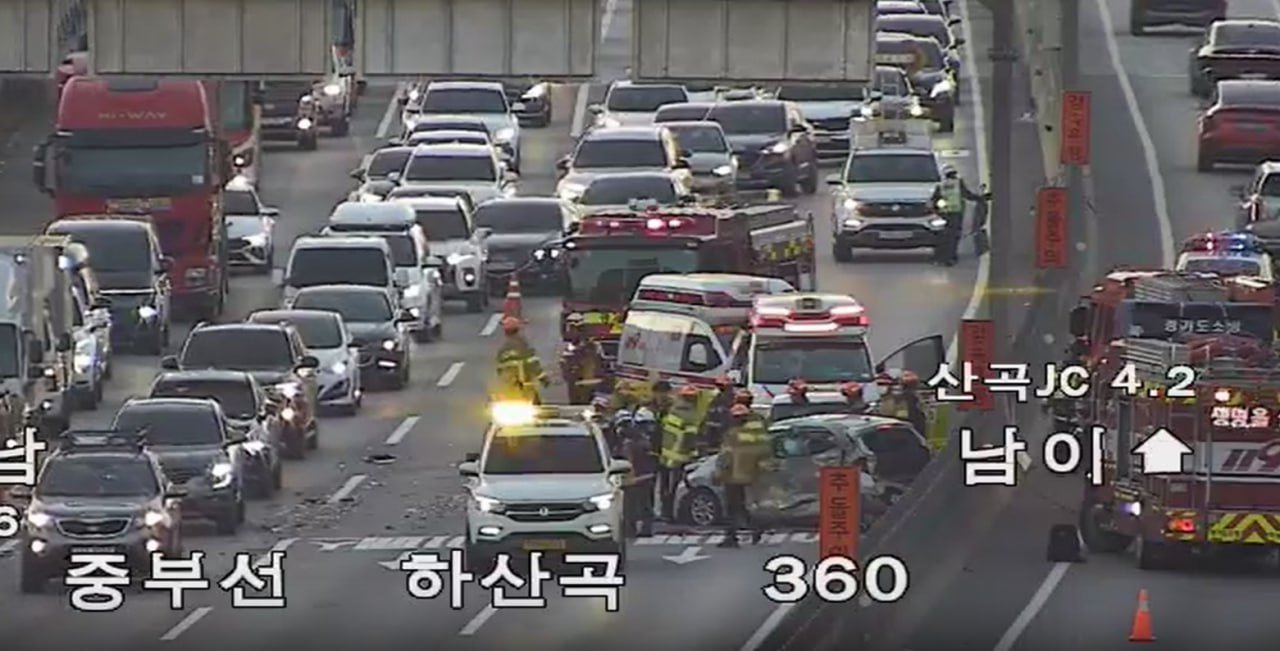 사고 현장. 한국도로공사 CCTV 갈무리