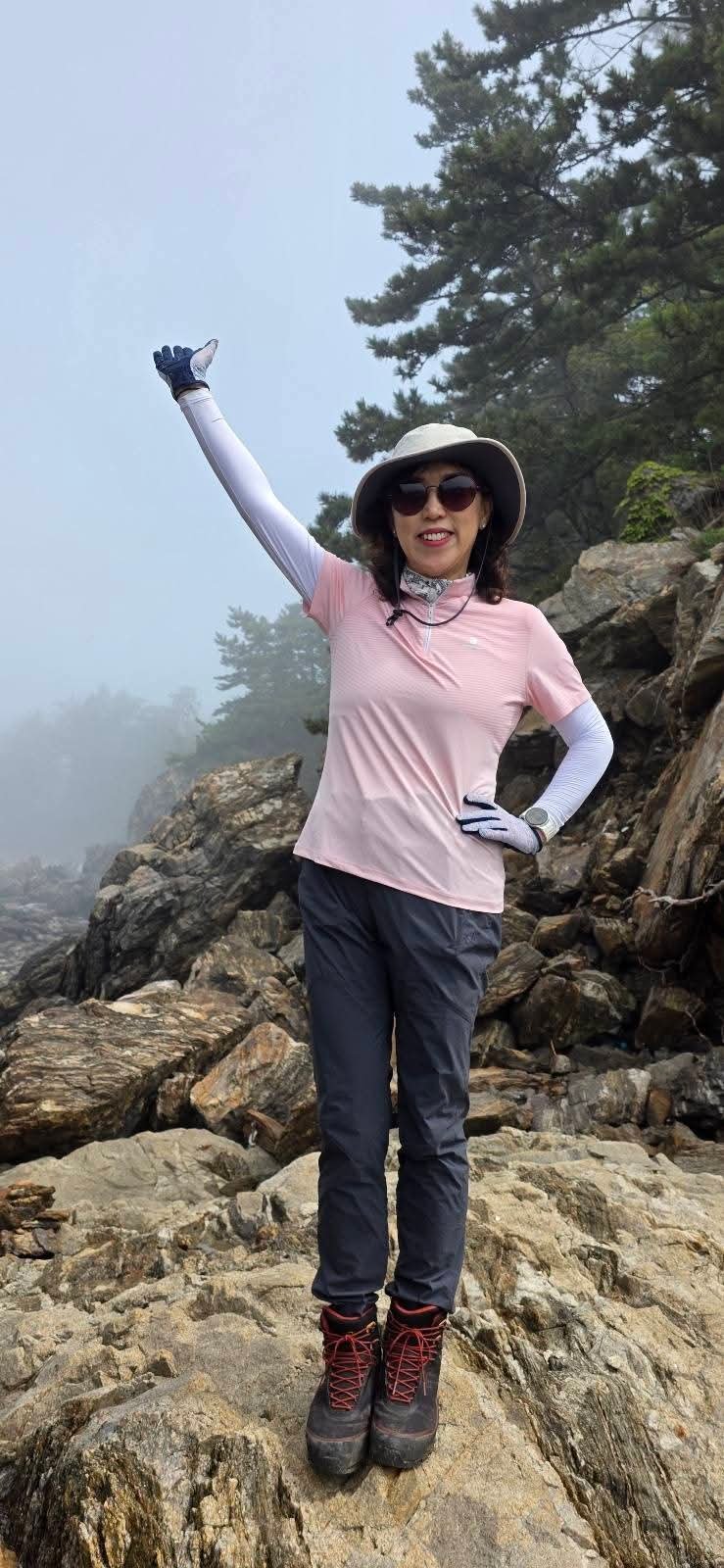 소성희 강사가 산에 오르다 카메라 앞에 섰다. 소성희 강사 제공.