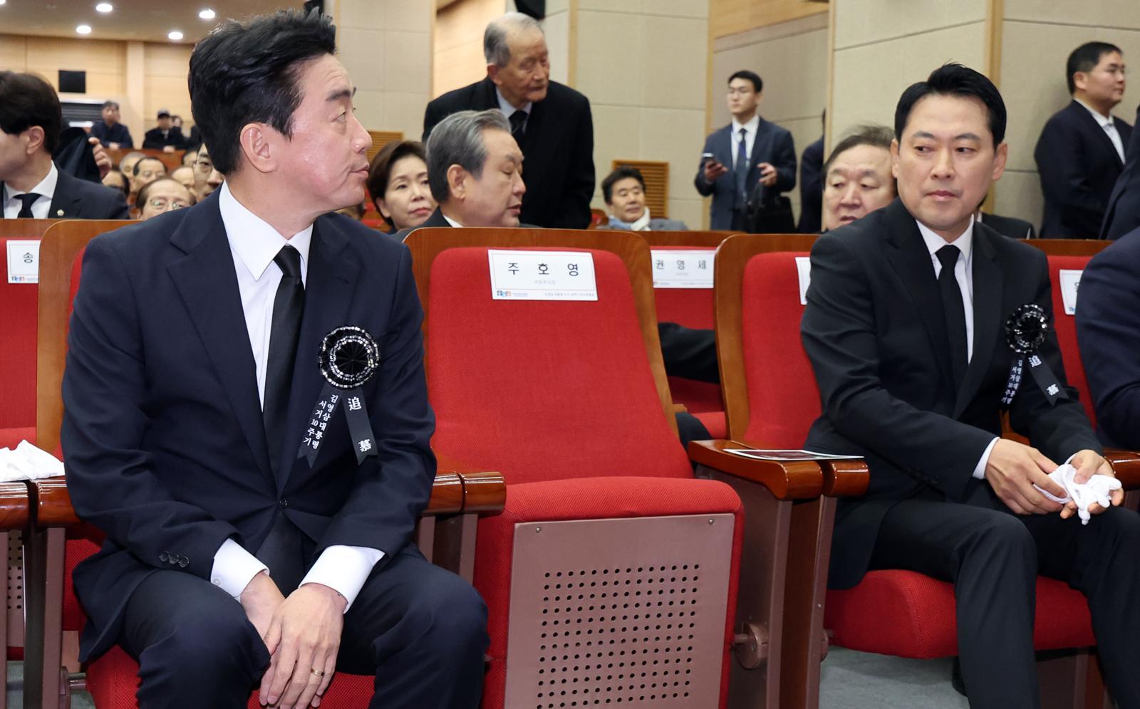 강훈식 대통령실 비서실장(왼쪽)과 장동혁 국민의힘 대표가 21일 오전 서울 동작구 국립서울현충원 현충관에서 열린 ‘김영삼 전 대통령 서거 10주기 추모식’에 자리하고 있다. 2025.11.21/뉴스1