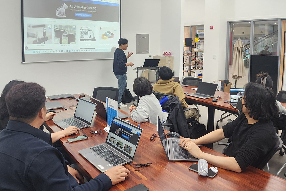 김현석 대표가 도봉 메이커스쿨에서 3D 프린팅 관련 교육을 진행 중이다 / 출처=도봉메이커스쿨