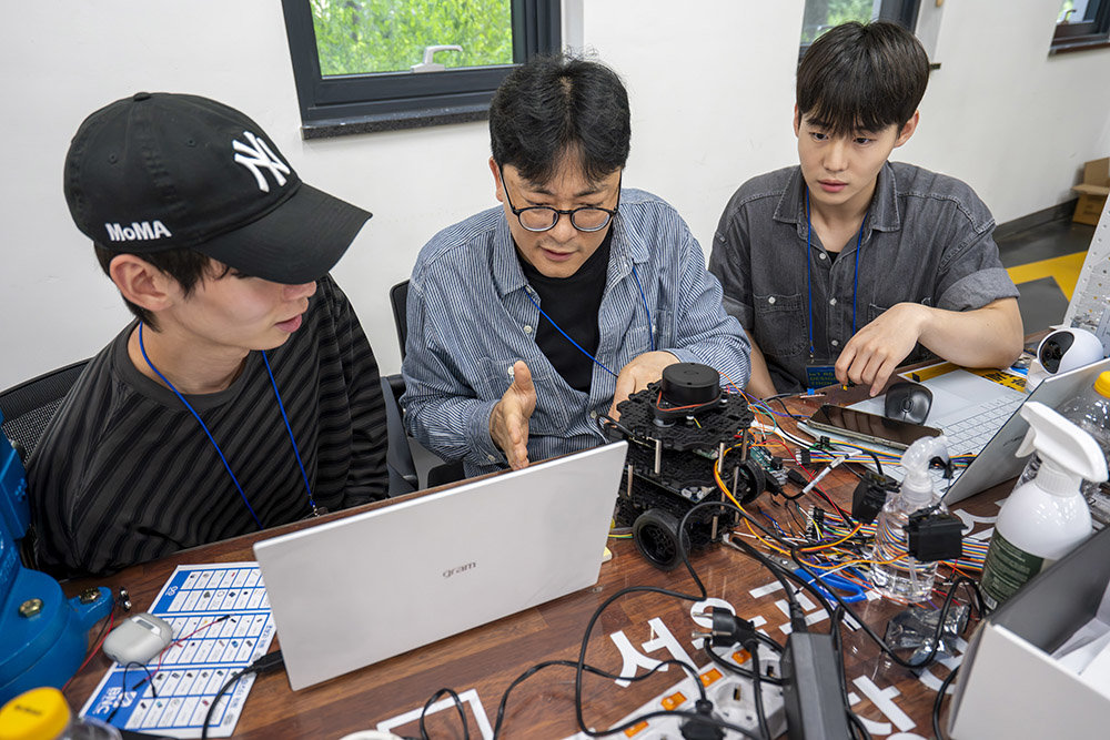 김현석 대표는 지난 5월 서울과기대 메이커스페이스가 주최한 ‘2025 IoT 리:디자인 톤’에 멘토 자격으로 참석해 학생들에게 기술 지원을 한 바 있다 / 출처=IT동아