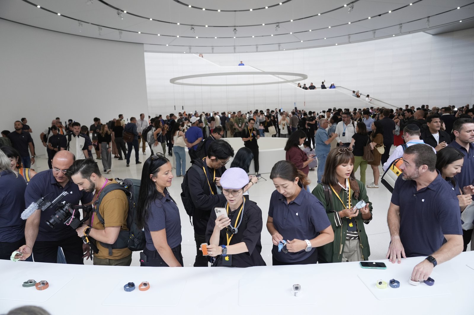 캘리포니아 쿠퍼티노에 위치한 애플 파크에서 2025년 9월경 열린 신제품 발표회. 참석자들이 신제품들을 살펴보고 있다. AP/뉴시스