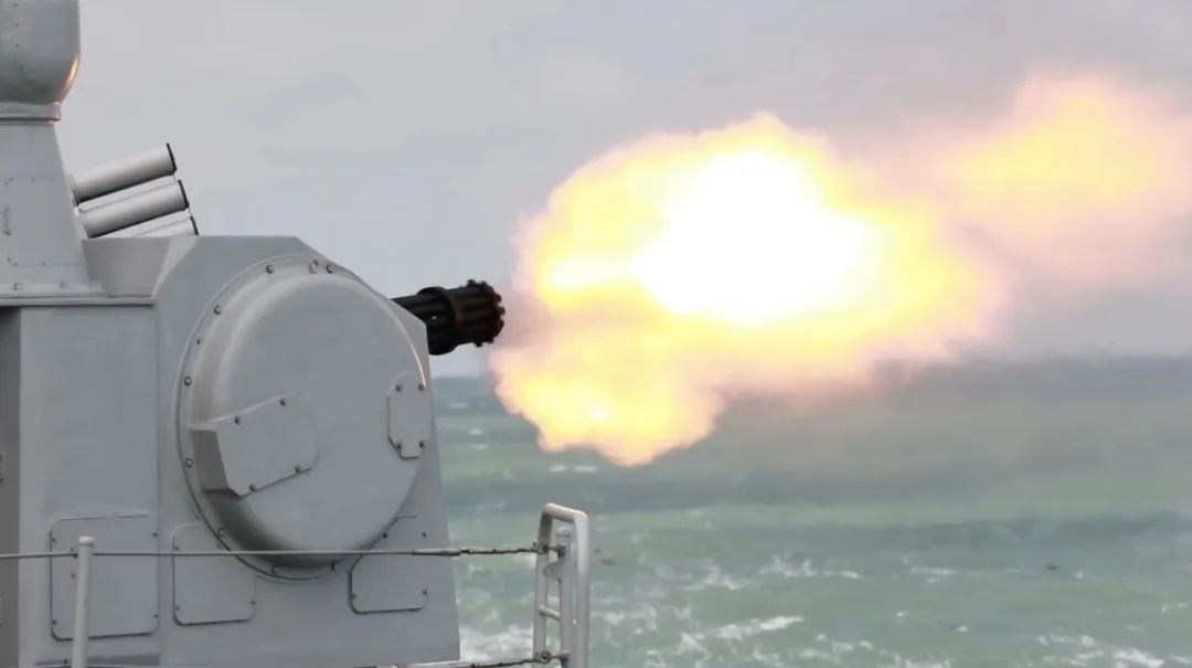 다카이치 사나에 일본 총리가 대만 유사시 집단자위권 행사 가능성을 언급한 이후, 중국과 일본 간 외교 갈등이 격화되고 있는 가운데, 중국이 서해(황하이) 해역에서 실탄 사격훈련을 잇따라 진행하며 무력 시위에 나섰다. 22일 중국 동부전구가 공개한 영상을 캡쳐한 사진으로, 중국군 구축함에서 실탄이 발사되고 있다. 중국 구축함에서 실탄이 발사되는 모습. 2025.11.18 뉴시스