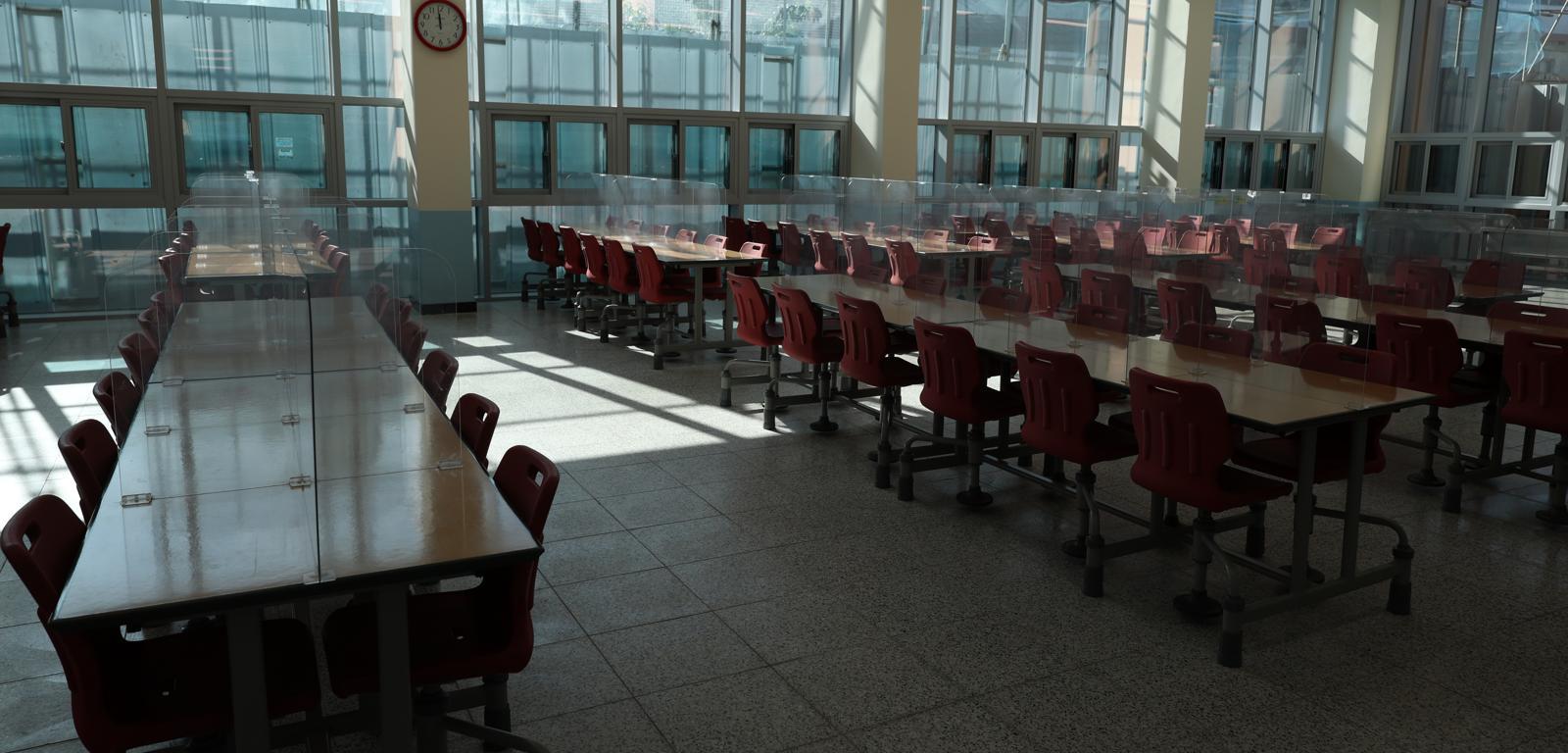 학교 급식·돌봄 업무 등에 종사하는 비정규직 노동자들의 총파업으로 급식이 중단된 21일 전북 전주시 한 초등학교 급식실이 텅 비어있다. 2025.11.21 뉴스1