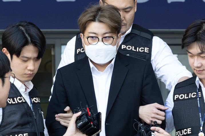 음주 뺑소니 혐의를 받고 있는 트로트 가수 김호중이 31일 오전 서울 강남경찰서에서 검찰로 송치되고 있다. 2024.05.31. [서울=뉴시스]