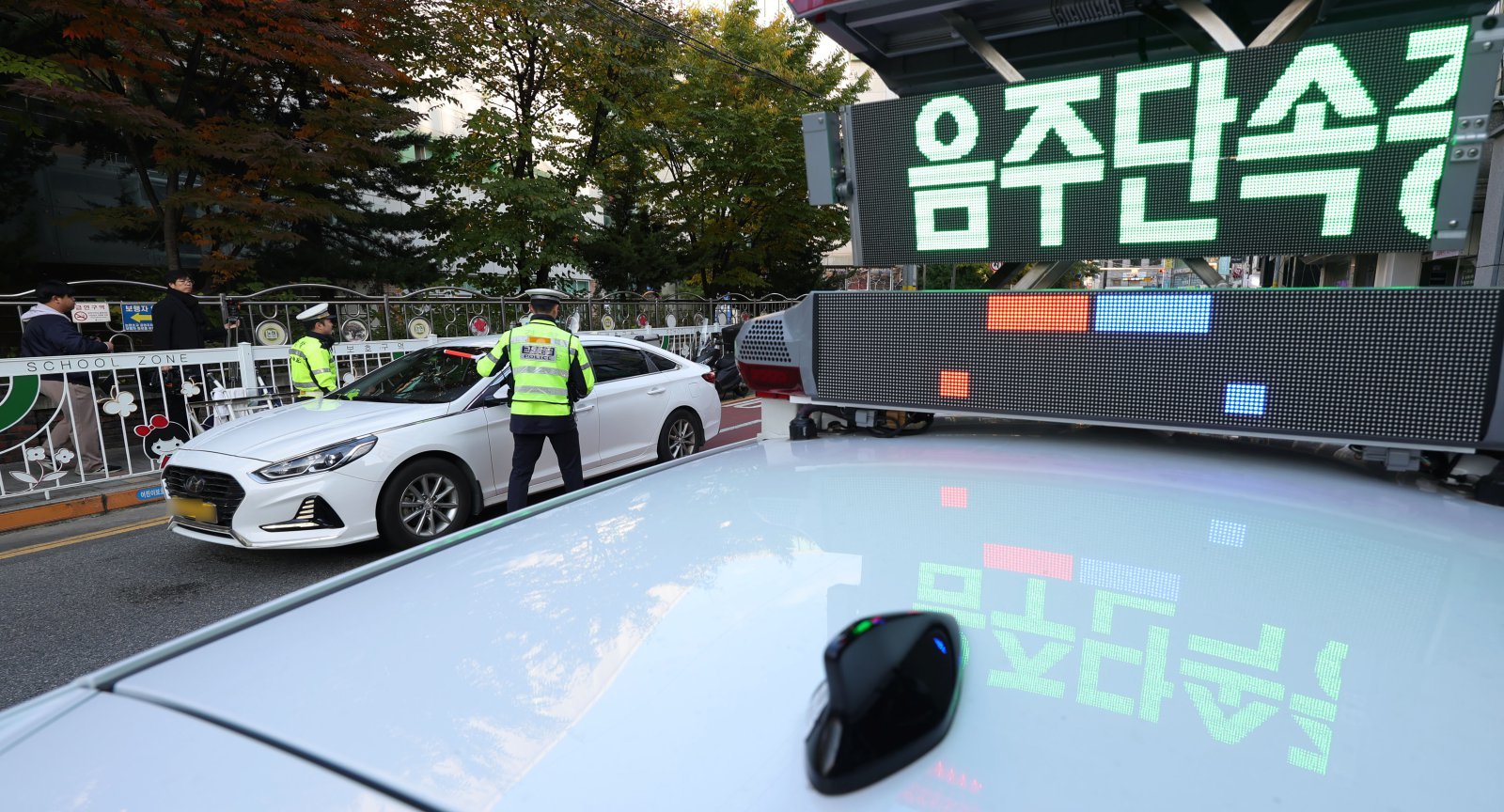 4일 서울 강남구 논현초등학교 인근에서 열린 서울교통 Re-디자인 프로젝트 관련 ‘속 시원한 교통 단속’ 동행 취재에서 경찰들이 어린이보호구역 주변 음주운전 및 정지선 위반 등을 단속하고 있다. 2025.11.04. [서울=뉴시스]