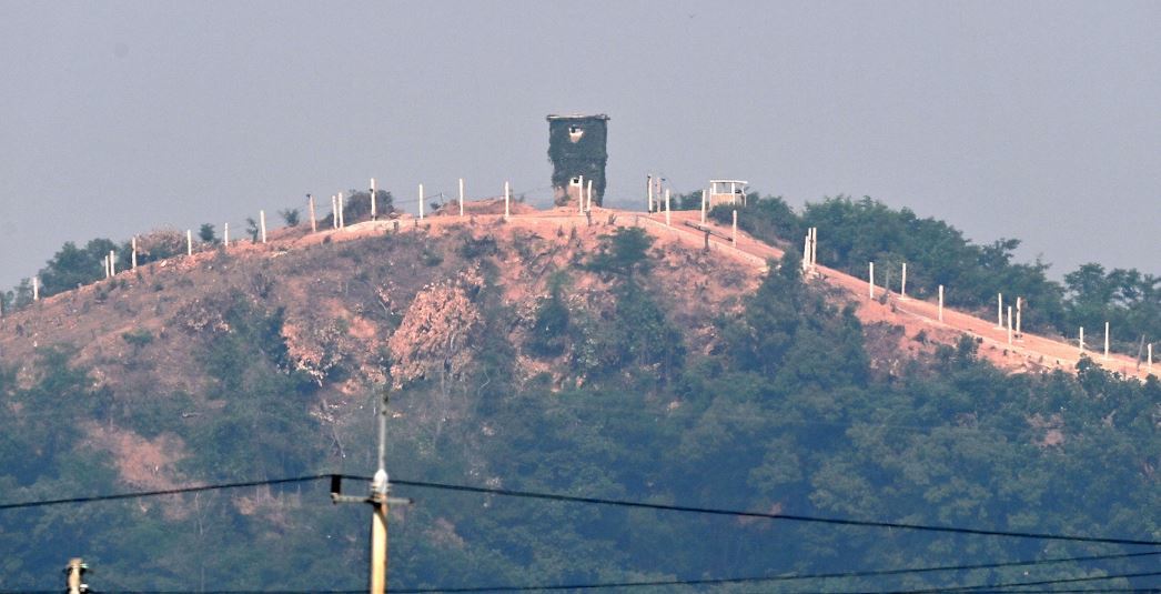 지난해 파주 맞은 편 북한 지역에 새롭게 정비를 마친 철조망과 감시탑. 고성에서 강 씨가 통과했던 감시탑과 구조가 같다. 동아일보 DB