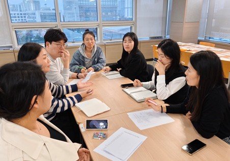 인천대학교 창업지원단 재도전성공패키지 담당자들이 회의를 하고 있다 / 출처=IT동아