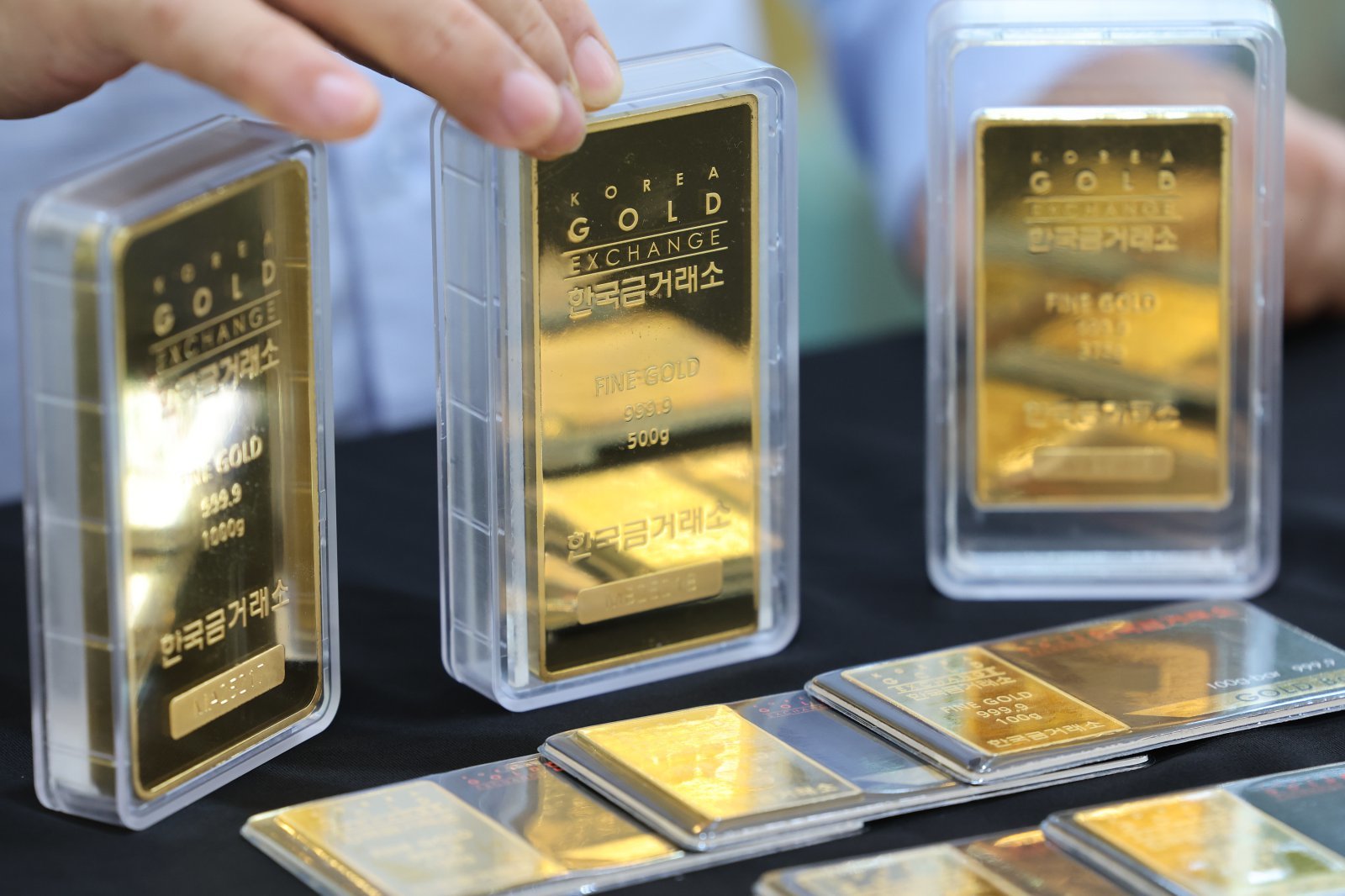 미국 연방준비제도(Fed·연준)의 지난주 금리 인하 영향으로 국제 금값이 사상 최고치를 경신한 23일 서울 종로구 한국금거래소에서 직원이 골드바를 들어보이고 있다.   이날 뉴욕상품거래소에서 12월 인도분 금 선물 종가는 온스당 3775.10달러로 전 거래일 대비 1.9% 상승하고 금 현물 가격은 미 동부시간 이날 오후 2시께 온스당 3747.08달러로 전 거래일 대비 1.7% 올라 금 선물 및 현물 가격 모두 사상 최고치 기록을 경신했다.2025.09.23. [서울=뉴시스]
