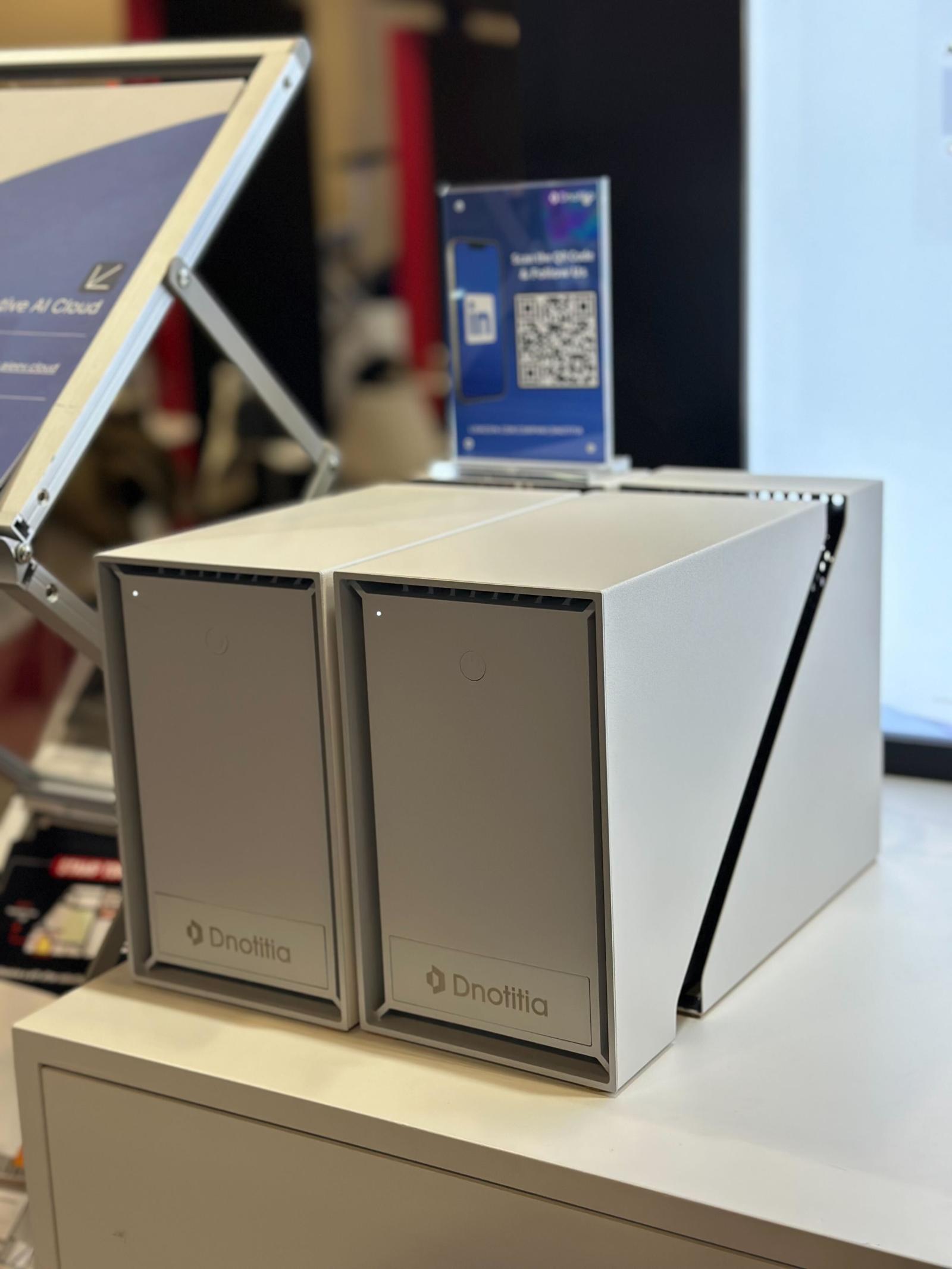 2025년 미국 소비자가젼쇼(CES) 전시된 AI 워크스테이션 ‘니모스’. 클라우드 연결없이 AI 서비스를 가능케 해 준다. 디노티시아 제공