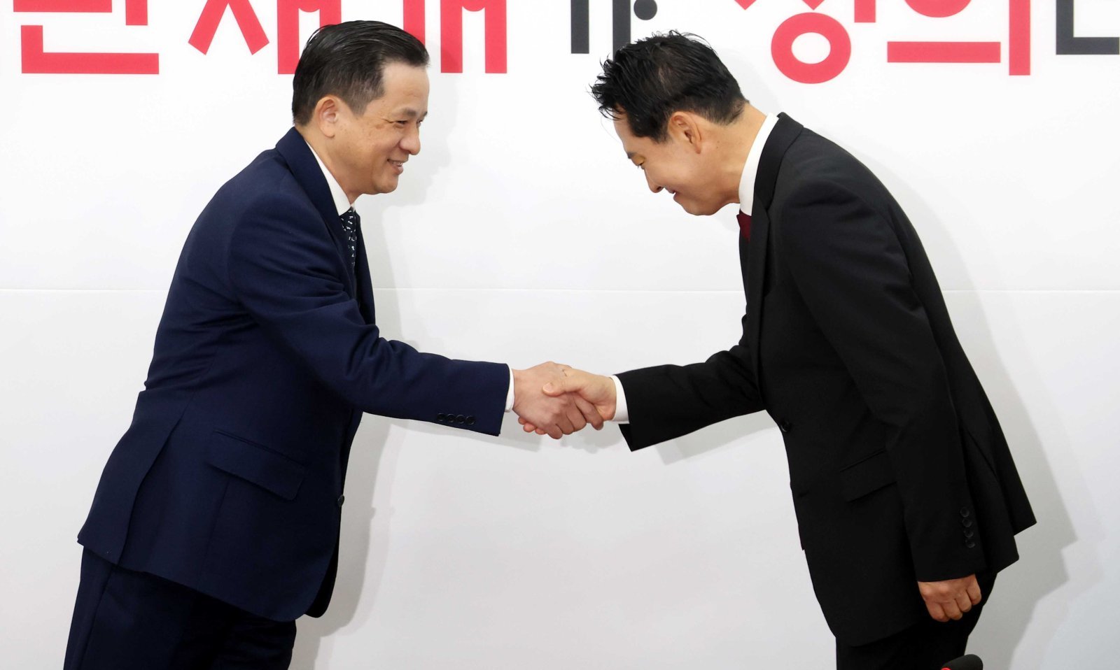 장동혁 국민의힘 대표가 21일 오후 서울 여의도 국회에서 다이 빙 주한중국대사를 접견하며 악수를 하고 있다. 2025.11.21. 뉴시스