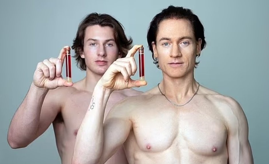 2023년 브라이언 존슨과 당시 17세였던 그의 아들(왼쪽)의 모습. 존슨은 ‘회춘 실험’의 일환으로 아들로부터 피를 수혈받았다. ⓒ뉴시스