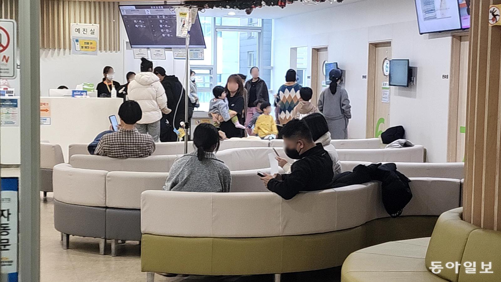 어린이와 청소년들 사이에 독감이 유행한 가운데 21일 서울 성북구의 한 병원에는 독감 진료를 받기 위해 어린이와 부모들이 체온을 재기 위해 줄 서고 있다.전영한 기자 scoopjyh@donga.com