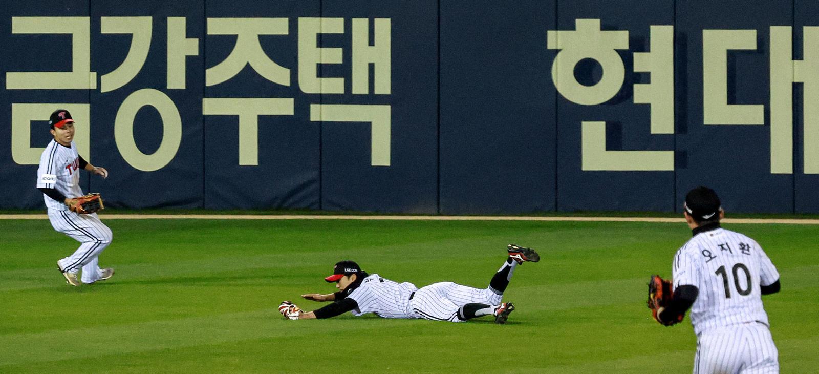 ‘2023 신한은행 SOL KBO 포스트시즌’ 한국시리즈 5차전 kt 위즈와 LG 트윈스의 경기, LG 박해민이 4회초 2사 1,2루 상황에서 kt 김민혁의 안타성 타구를 호수비 처리한 뒤 기뻐하고 있다. 송은석 기자 silverstone@donga.com