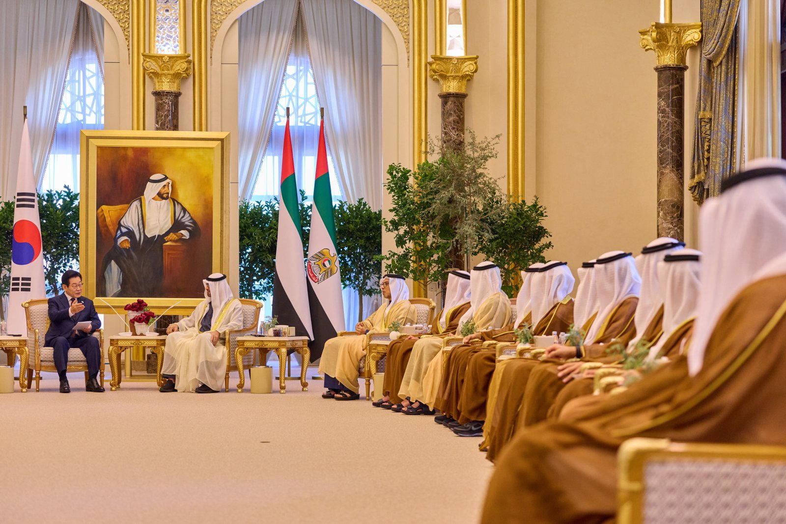 아랍에미리트(UAE)를 국빈 방문 중인 이재명 대통령이 18일(현지 시간) 아부다비 카사르 알 와탄 대통령궁에서 무함마드 빈 자이드 알 나흐얀 UAE 대통령과 정상회담을 하고 있다. (이재명 대통령 SNS) 2025.11.20/뉴스1