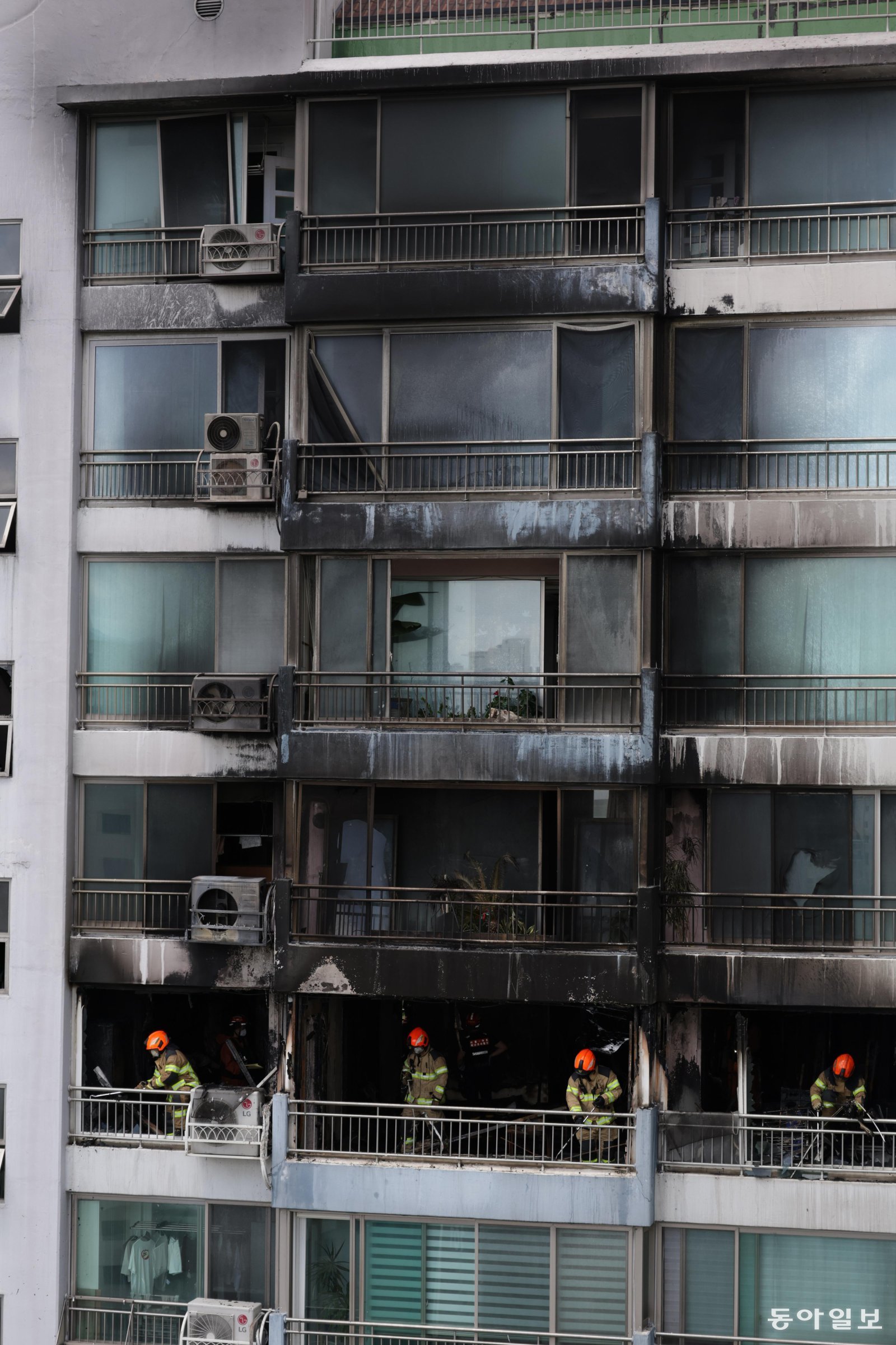 8월 17일 서울 마포구 창전동의 한 아파트에서 화재가 발생해 소방대원이 유리창을 철거하고 있다. 이 불로 60대 여성과 20대 아들이 숨졌다. 소방당국 조사 결과 화재 원인은 전기 이륜차 배터리로, 실외 배터리 교환 스테이션(BSS)과 호환되지 않아 실내에서 충전할 수밖에 없는 모델이었다. 동아일보DB