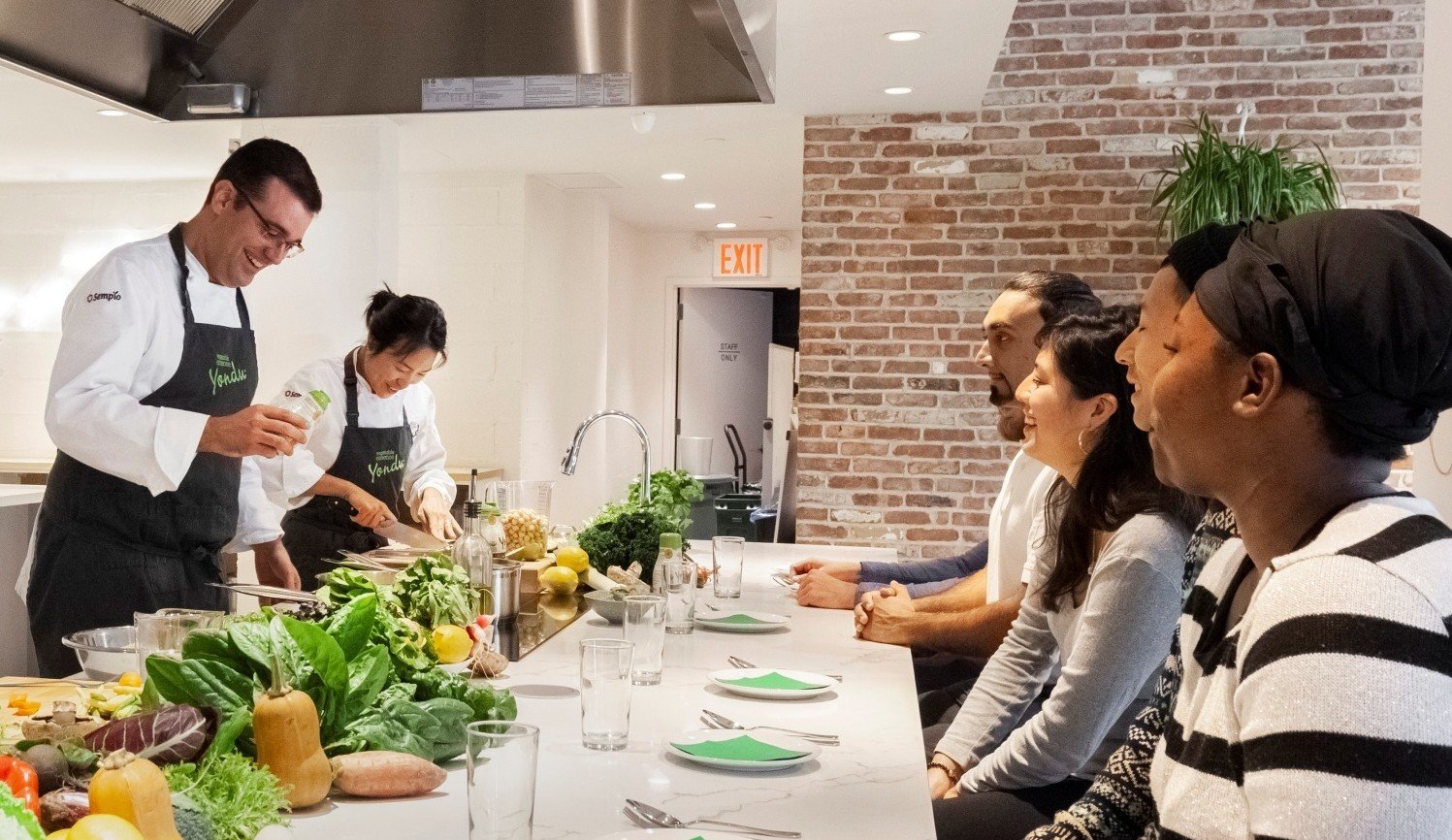 뉴욕 맨해튼에 있는 샘표 ‘연두 컬리너리 스튜디오’에서 한국 음식 수업이 열리고 있다. 샘표 제공