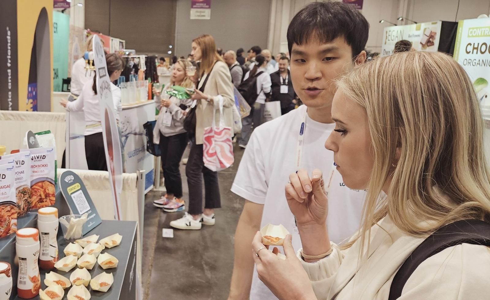3월 미국 캘리포니아주 애너하임에서 열린 ‘국제 자연식품 박람회’에서 관람객이 동원홈푸드 ‘비비드키친’ 부스에 전시된 비건 소스와 한식 퓨전 소스를 맛보고 있다. 동원홈푸드 제공