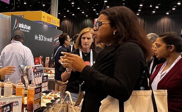 5월 미국 시카고에서 열린 세계 최대 규모의 외식박람회 NRA에서 CJ제일제당이 운영한 ‘서울풀리’ 부스를 방문한 관람객들이 K소스를 시식하고 있다. CJ제일제당 제공