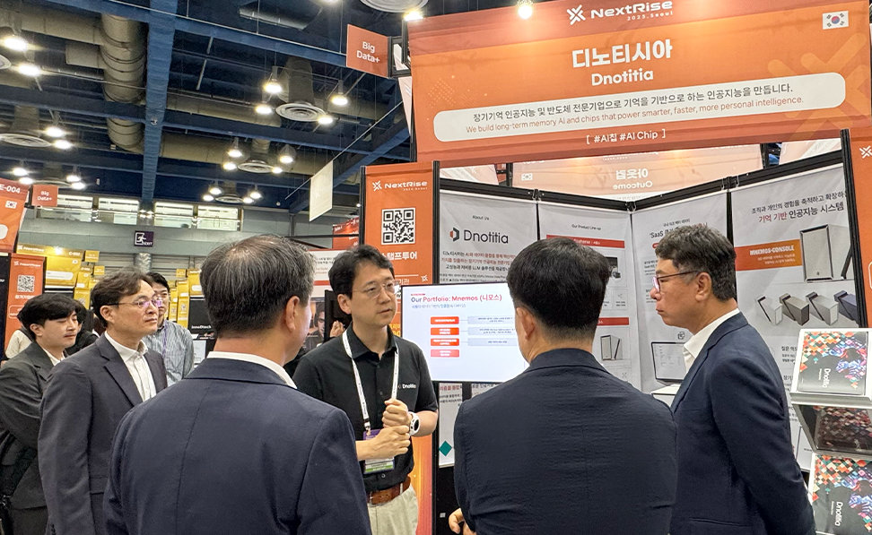올해 6월 서울 코엑스에서 열린 넥스트라이즈 전시회에서 양세현 디노티시아 최고기술책임자(CTO)가 부스 방문객들에게 자사 기술을 설명하고 있다. 디노티시아 제공