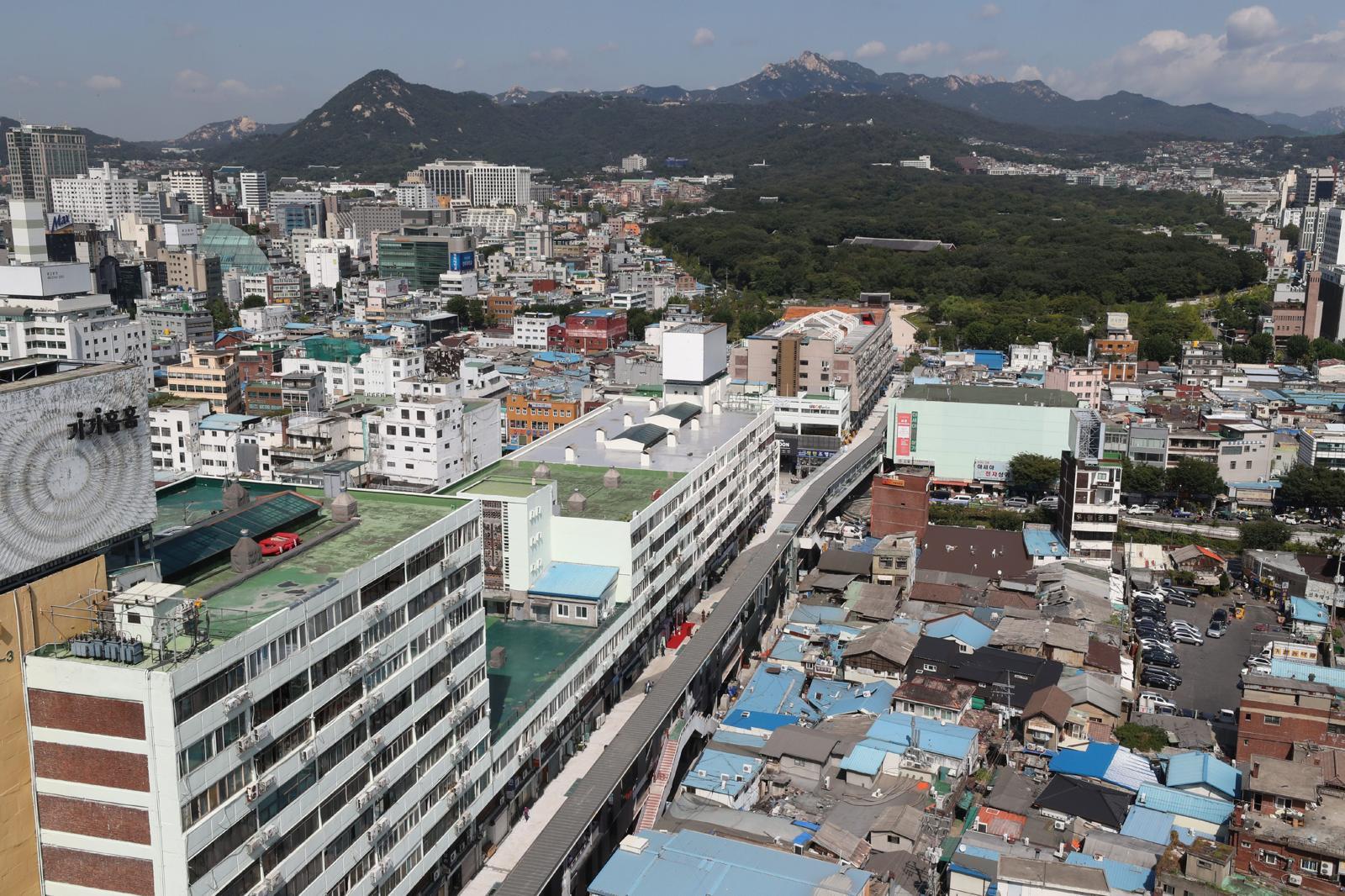 2017년 9월 18일 오전 서울 세운상가 ‘’다시세운 프로젝트‘’개장식 사전 프레스 투어가 열린 가운데 인부들이 최종 정리를 하고 있다. 변영욱 기자 cut@donga.com