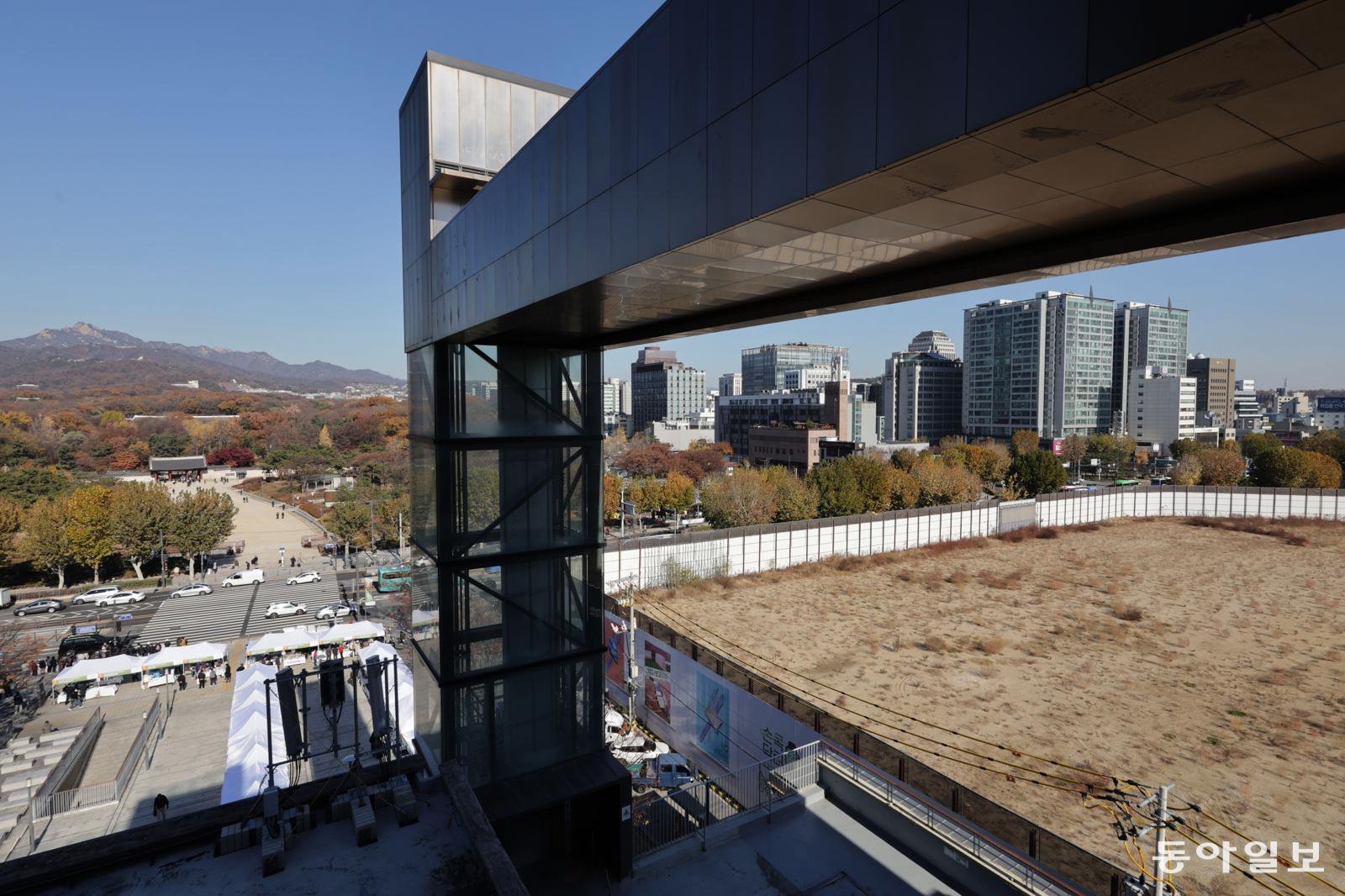 서울 종묘 앞 낙후지역을 142미터 높이 건물과 녹지로 재개발하려는 서울시와 정부간의 갈등이 이어지는 가운데 21일 오후 서울 세운상가 8층에서 바라본 종묘  모습. 오른쪽 나대지가 세운4구역이다.  변영욱 기자 cut@donga.com