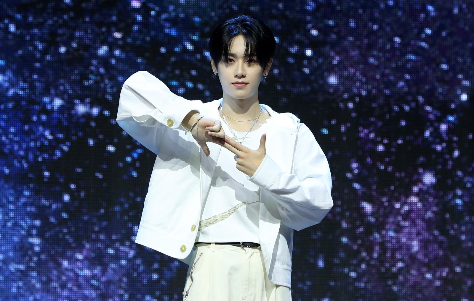 그룹 이펙스 금동현이 5일 오후 서울 용산구 블루스퀘어에서 열린 두 번째 정규앨범 ‘소화(韶華) 2장 : 청춘 결핍’ 발매 기념 쇼케이스에서 포즈를 취하고 있다. 2024.11.05 뉴시스