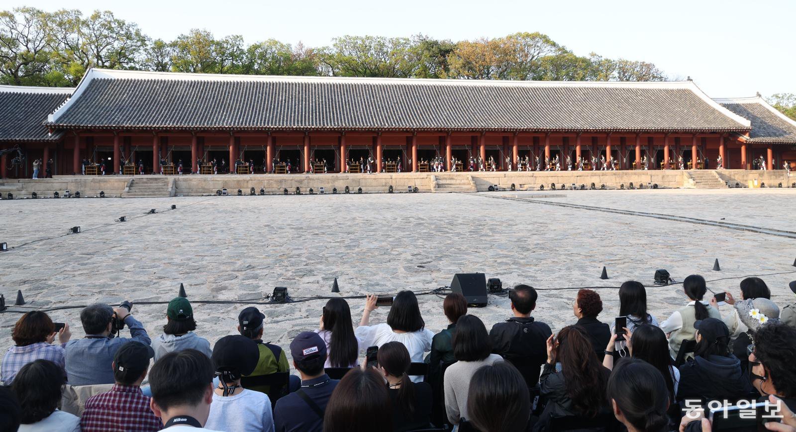 5년 여 동안의 보수 정비 공사를 마친 서울 종로구 종묘의 주 사당인 정전 준공식이 20일 오후 열렸다. 창덕궁에 있던 신주를 환안해 보수가 모두 완료됐음을 고하는 고유제도 함께 열렸다 2025년 4월 5일. 신원건 기자  laputa@donga.com