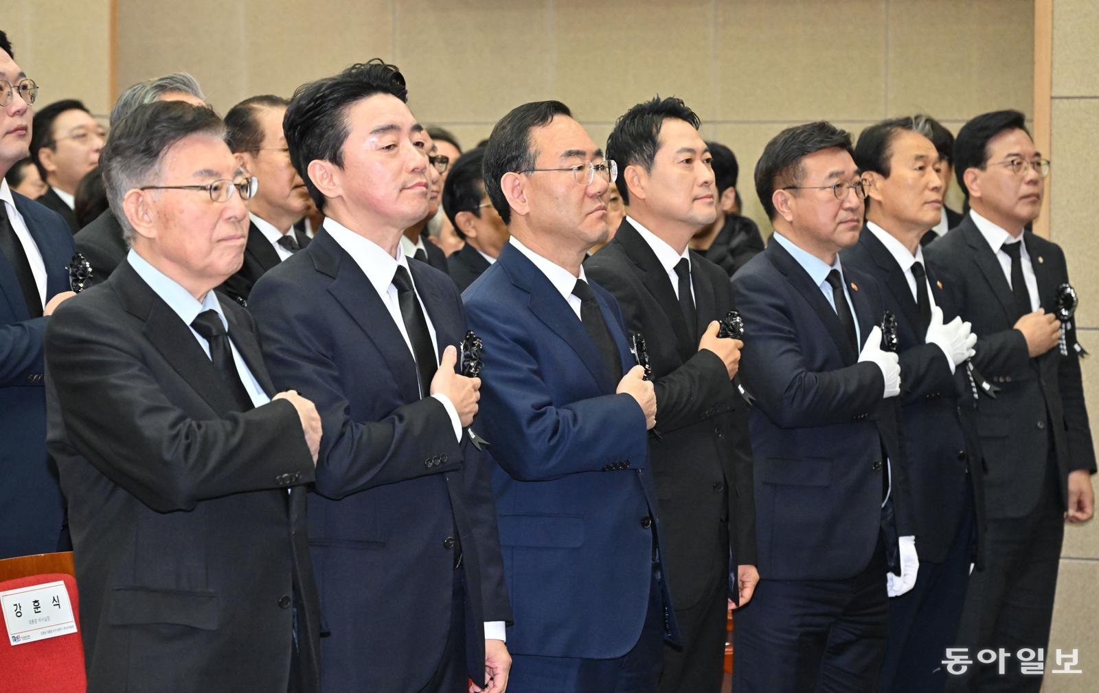 김덕룡 김영삼민주센터 이사장과 강훈식 대통령비서실장을 비롯한 참석자들이 21일 오전 서울 동작구 서울현충원에서 열린 ‘김영삼 전 대통령 서거 10주기 추모식’에서 국민의례를 하고 있다. 왼쪽부터 김 이사장, 강 비서실장, 주호영 국회부의장, 장동혁 국민의힘 대표, 윤호중 행정안전부 장관, 권오을 국가보훈부 장관, 송언석 국민의힘 원내대표. 2025.11.21 전영한 기자 scoopjyh@donga.com