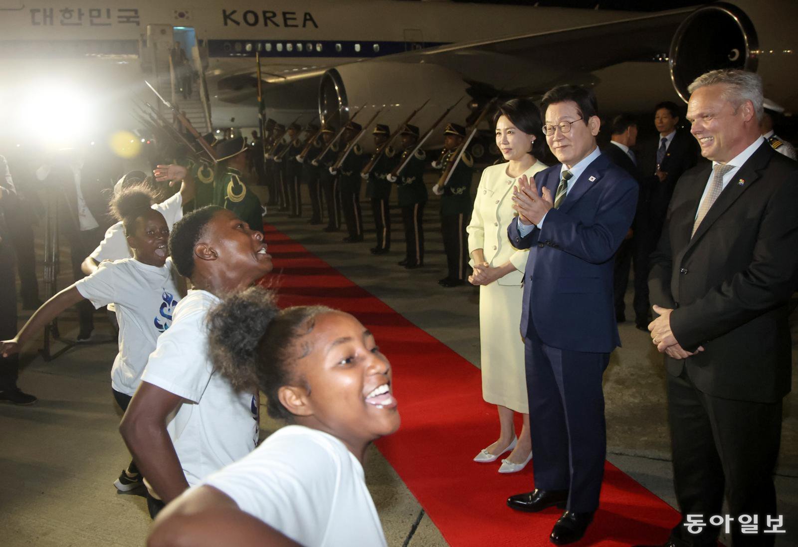 G20 정상회의에 참석하는 이재명 대통령과 김혜경 여사가 21일(현지 시간) 남아프리카공화국 요하네스버그 O.R. 탐보 국제공항에 도착해 공군1호기에서 내려 환영공연을 보고 있다. 2025.11.21 대통령실사진기자단 동아일보 송은석