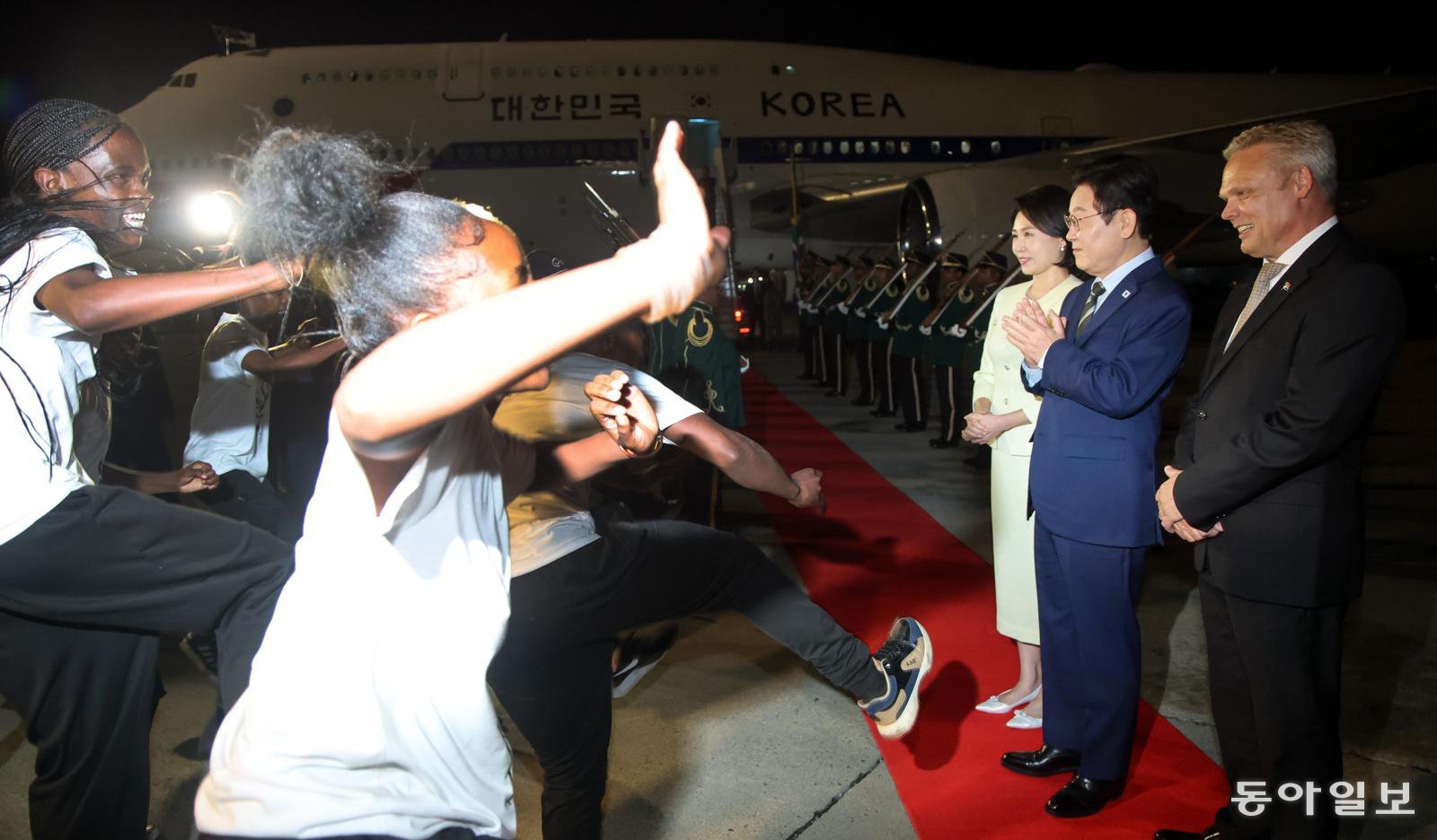 G20 정상회의에 참석하는 이재명 대통령과 김혜경 여사가 21일(현지 시간) 남아프리카공화국 요하네스버그 O.R. 탐보 국제공항에 도착해 공군1호기에서 내려 환영공연을 보고 있다. 2025.11.21 대통령실사진기자단 동아일보 송은석