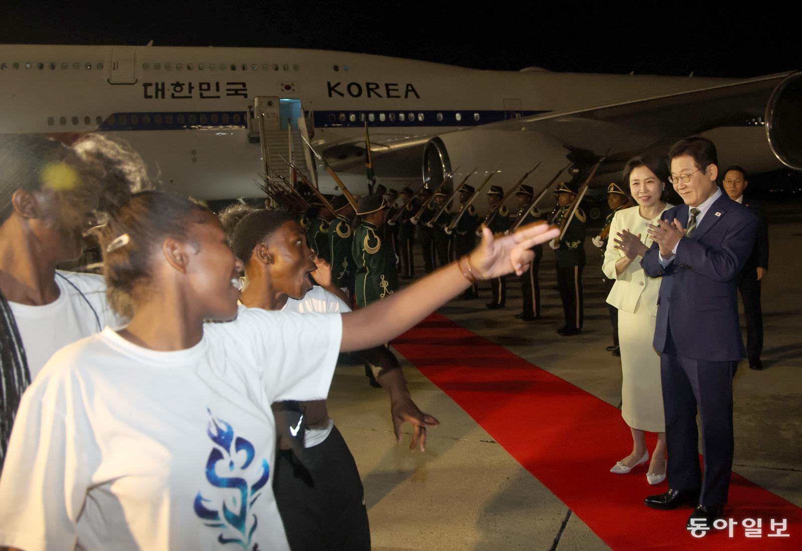 G20 정상회의에 참석하는 이재명 대통령과 김혜경 여사가 21일(현지 시간) 남아프리카공화국 요하네스버그 O.R. 탐보 국제공항에 도착해 공군1호기에서 내려 환영공연을 보고 있다. 2025.11.21 대통령실사진기자단 동아일보 송은석