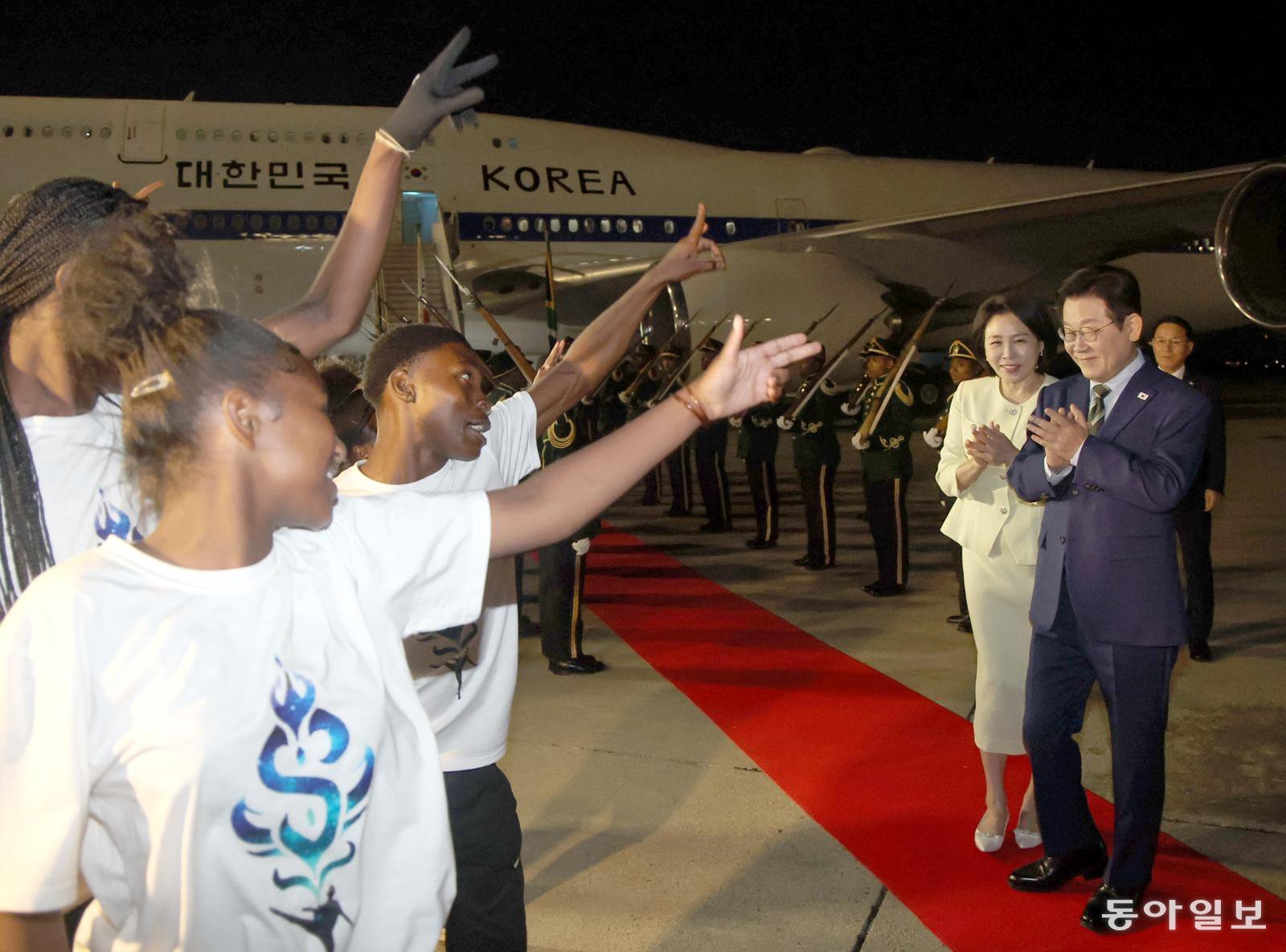G20 정상회의에 참석하는 이재명 대통령과 김혜경 여사가 21일(현지 시간) 남아프리카공화국 요하네스버그 O.R. 탐보 국제공항에 도착해 공군1호기에서 내려 환영공연을 보고 있다. 2025.11.21 대통령실사진기자단 동아일보 송은석 기자 silverstone@donga.com