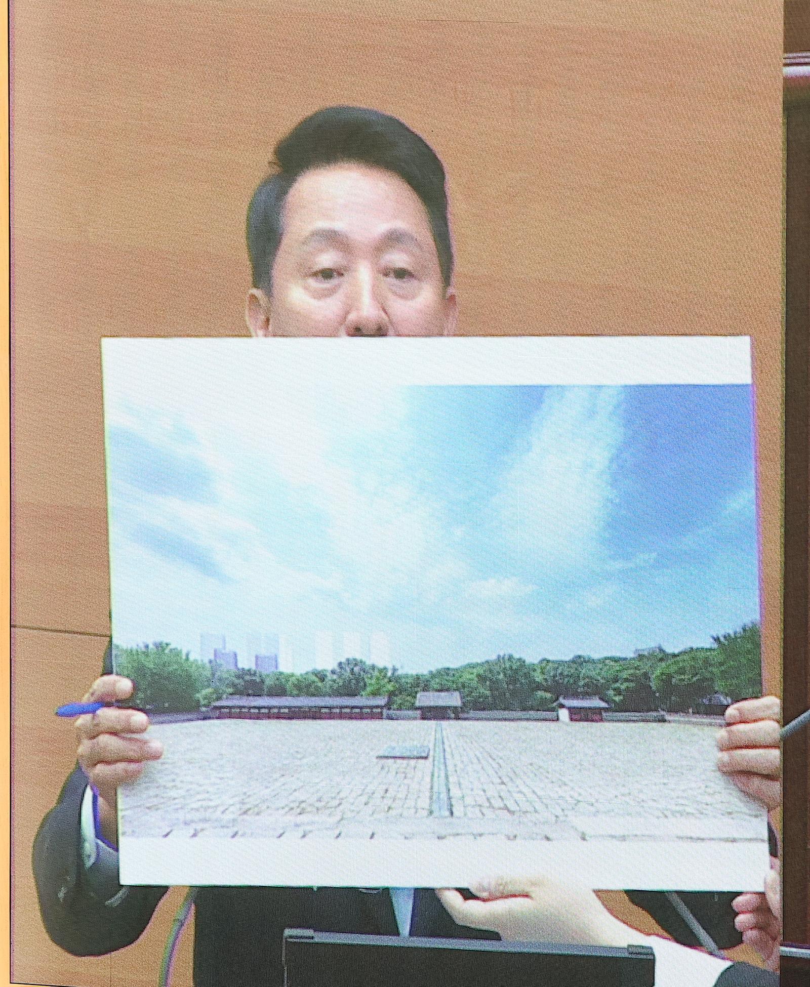 18일 오전 서울시의회 제333회 정례회 시정질문이 열린 서울시의회 본회의장 대형 모니터에 종묘 앞 고층건물 시뮬레이션 결과를 설명하는 오세훈 시장의 모습이 송출되고 있다. 2025.11.18/뉴스1