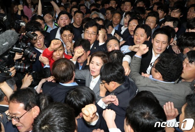 나경원 자유한국당 원내대표를 비롯한 의원들과 보좌관들이 2019년 4월 25일 오후 서울 여의도 국회 의안과 앞에서 여당의 공수처법 등 패스트트랙 지정 법안 제출을 저지하기위해 몸으로 막아서며 구호를 외치고 있다. 뉴스1