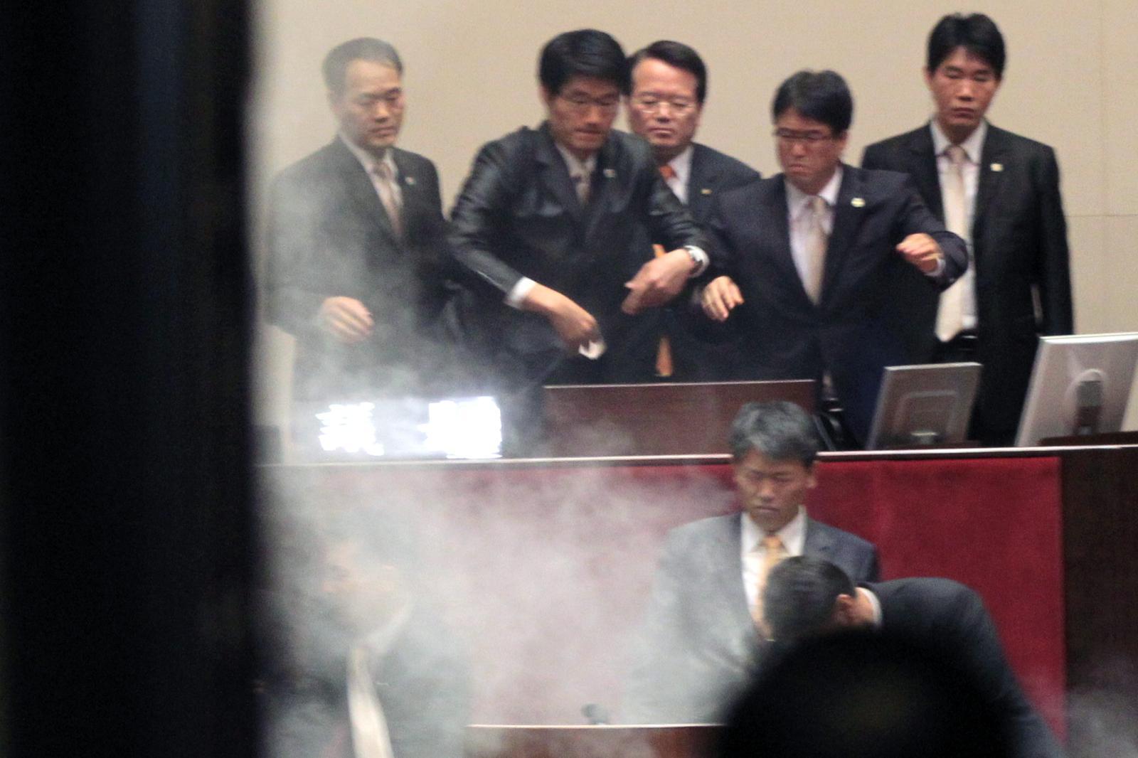 2011년 11월 당시 통합진보당 김선동 의원이 한국-미국 자유무역협정(FTA) 비준동의안 처리를 저지하기 위해 국회 본회의장에서 최루탄을 터뜨렸다. 동아일보 DB