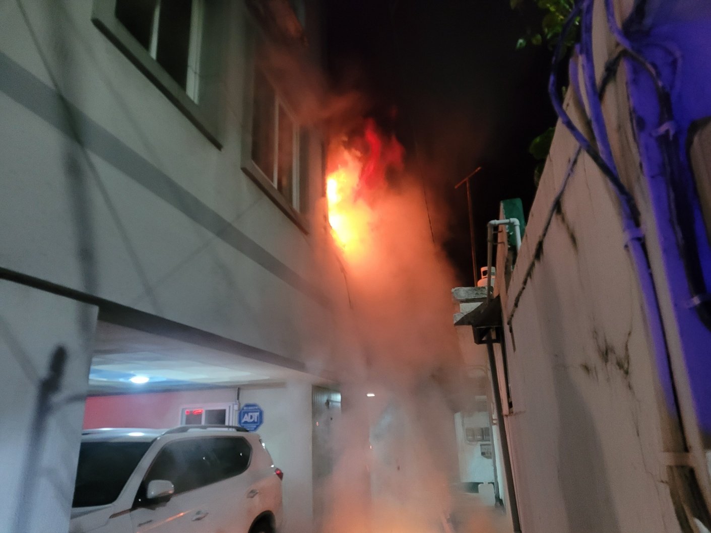 22일 오전 4시 52분쯤 경남 진주시 상봉동 4층짜리 다가구주택 2층 원룸에서 불이 난 모습(경남소방본부 제공)