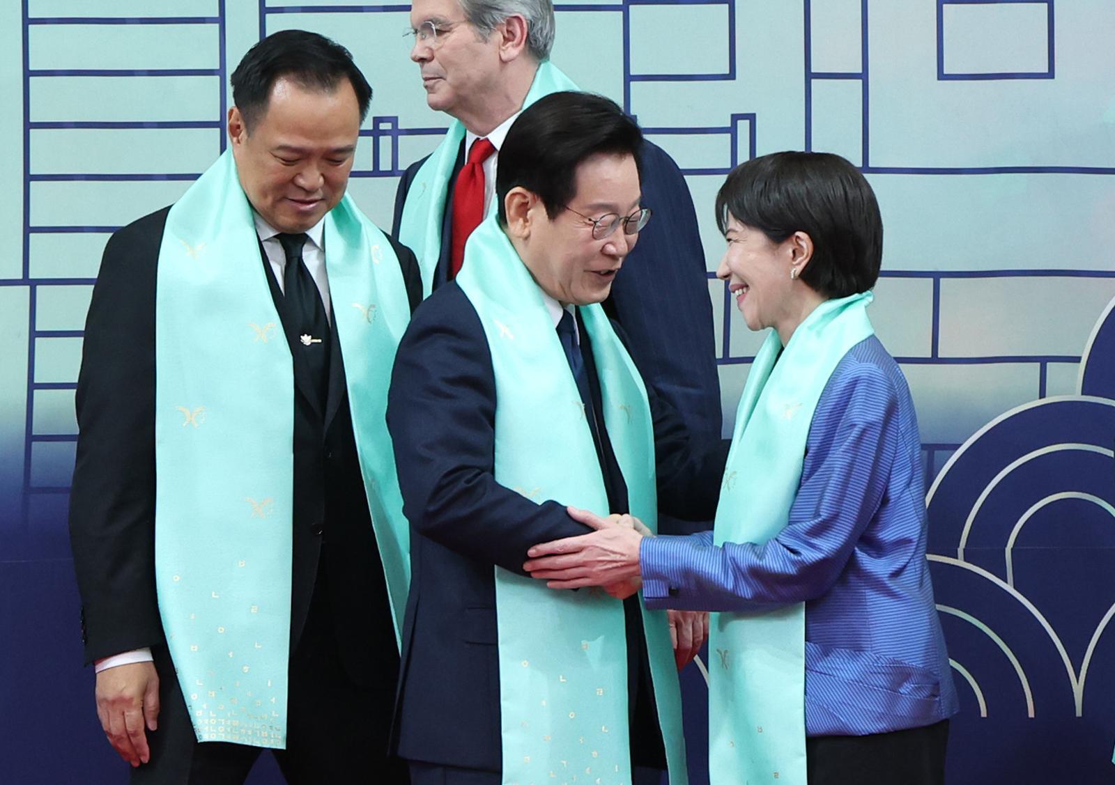 이재명 대통령이 1일 경북 경주화백컨벤션센터에서 열린 APEC(아시아태평양경제협력체) 정상회의 공식 기념촬영 행사에서 다카이치 사나에 일본 총리와 인사하고 있다. 경주=뉴시스