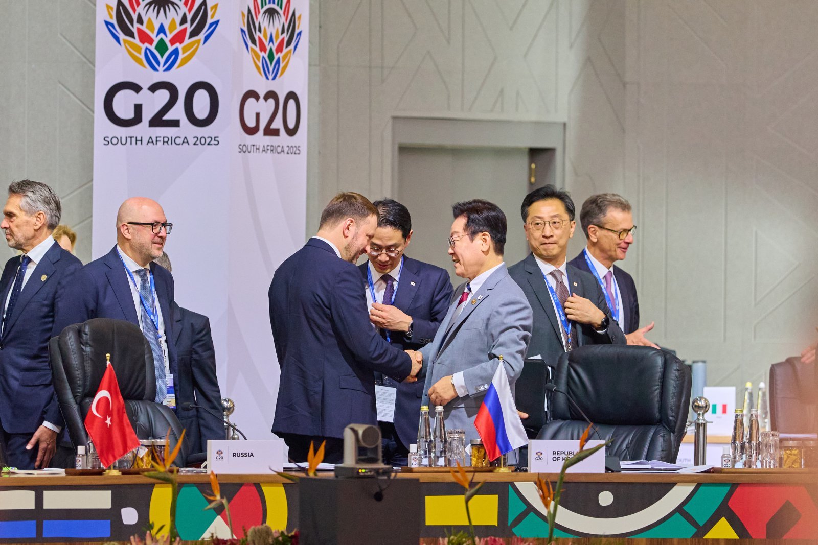 이재명 대통령이 22일(현지 시간) 남아프리카공화국 요하네스버그 엑스포 센터에서 열린 G20 정상회의에서 막심 오레쉬킨 러시아 대통령실 부비서실장과 악수를 하고 있다. 2025.11.22 대통령실사진기자단