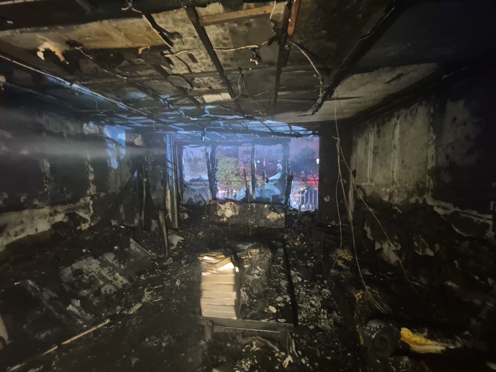 지난 20일 오후 10시 52분쯤 광주 북구 동림동의 한 아파트 3층에서 10대 청소년 A 양이 라이터로 침구류에 불을 내 소방당국이 화재를 진화한 모습.(광주 북부소방 제공)