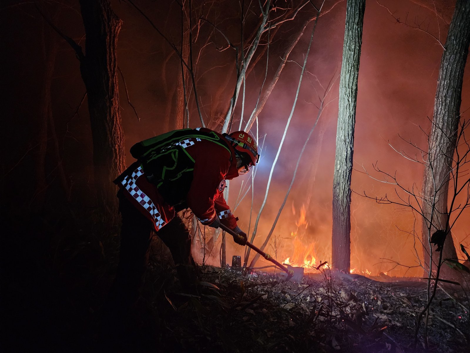 22일 강원 양양 서면 일대에서 발생한 산불 현장에서 진화대원이 야간 진화 작전을 펼치고 있다. 이번 산불은 이날 오후 6시 16분쯤 서면 서림리의 한 야산에서 시작됐다. 일몰로 헬기 투입해 불가한 가운데 당국은 장비와 인력 등 지상 자원을 총동원해 대응 중이다.  2025.11.22/동부지방산림청 제공