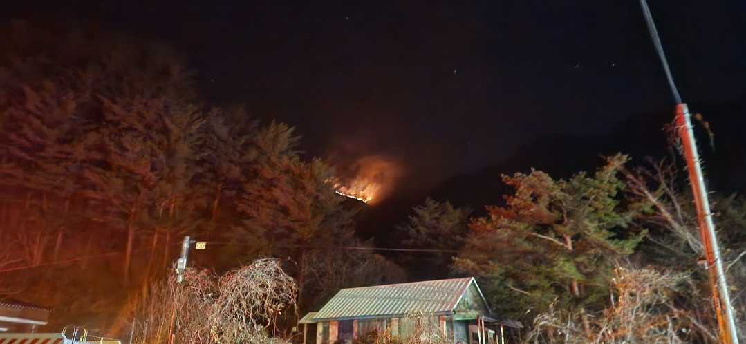 22일 오후 6시 16분쯤 강원 양양군 서면 서림리의 야산에서 불이 나 산림·소방당국이 진화 중이다. 사진은 산불 현장 모습. 2025.11.22/강원도소방본부