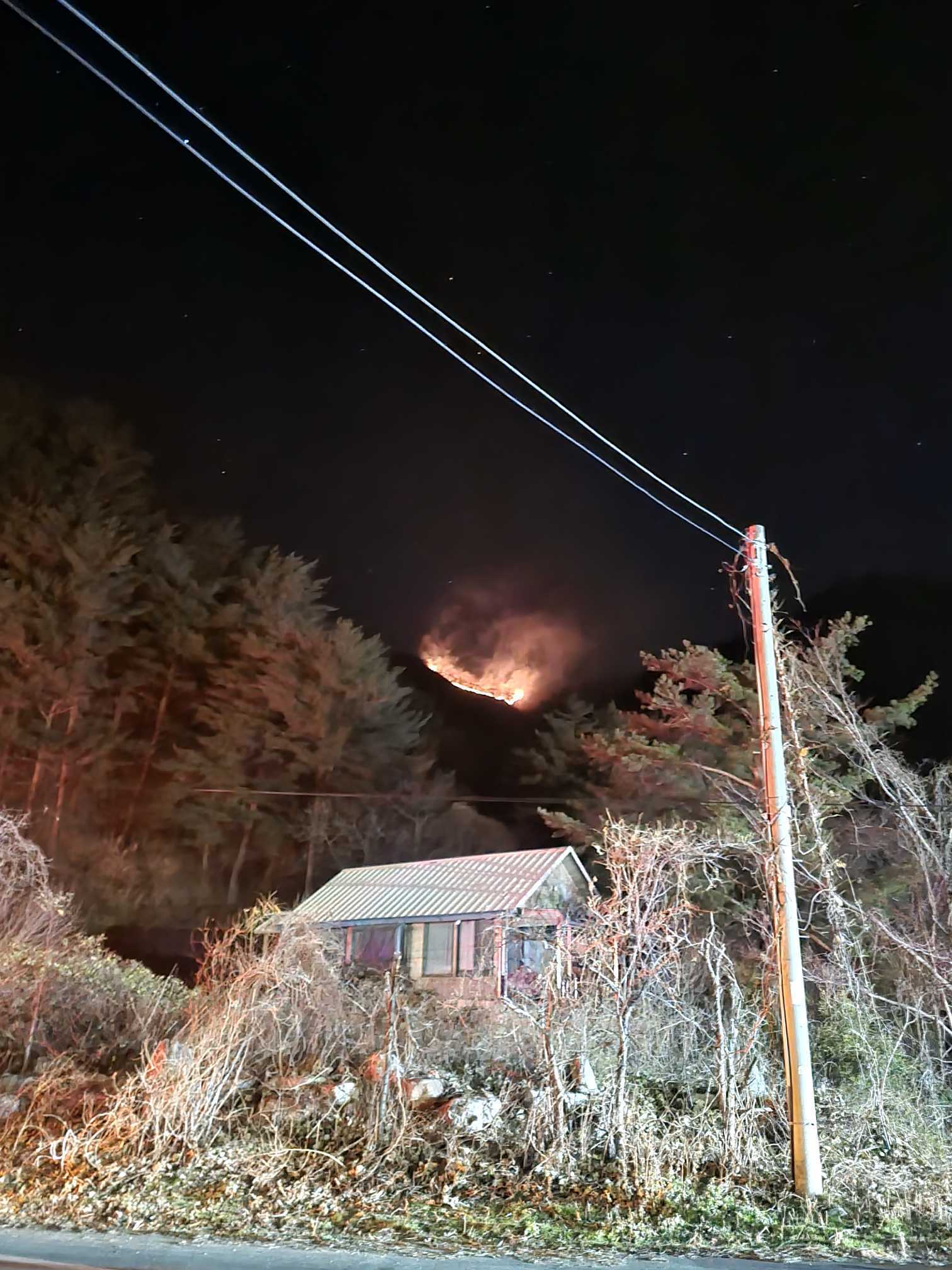 22일 오후 6시 16분쯤 강원 양양군 서면 서림리의 야산에서 불이 나 산림·소방당국이 진화 중이다. 사진은 산불 현장 모습. 2025.11.22/강원도소방본부