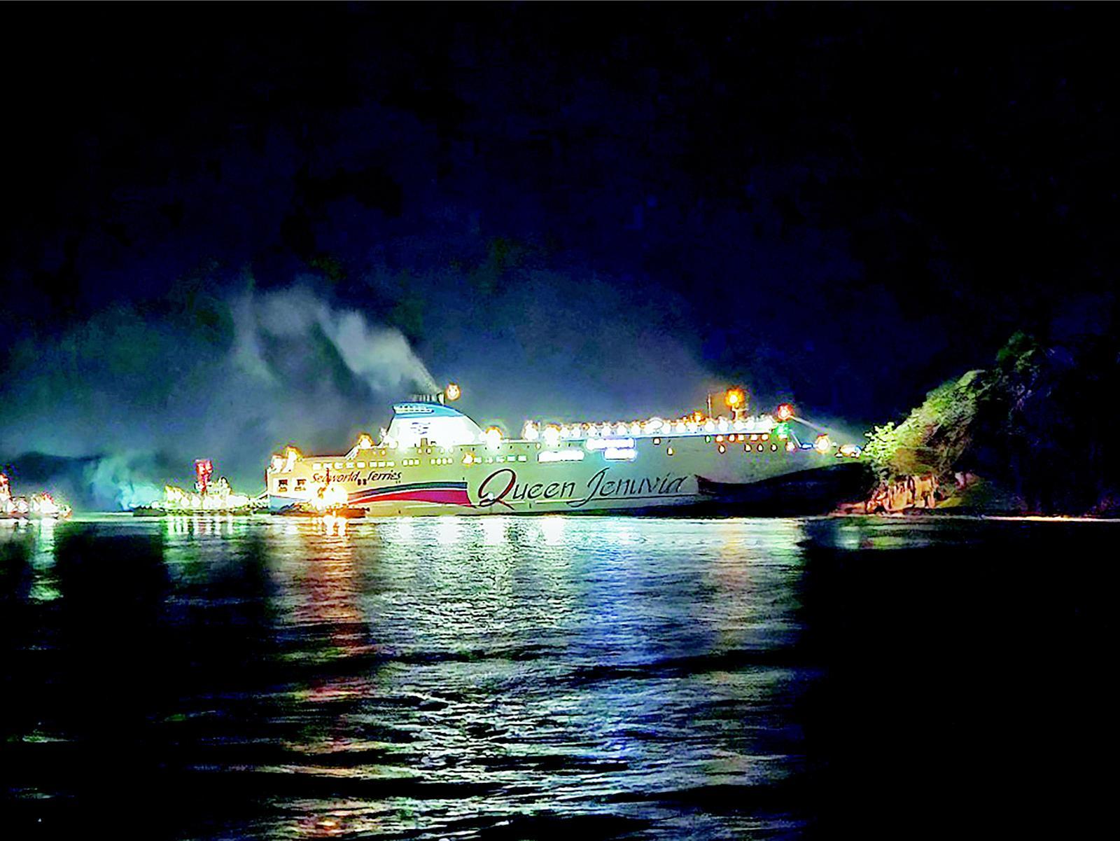 전남 신안군 무인도인 족도에 좌초된 대형 여객선이 20일 새벽 해경에 의해 이초되고 있다. 2025.11.20 목포해경 제공