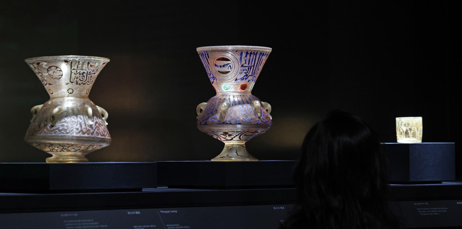 국립중앙박물관은 21일 서울 용산구 국립중앙박물관에서 세계적인 이슬람 박물관인 카타르 도하 이슬람예술박물관과 공동 주최하는 전시 ‘이슬람 미술, 찬란한 빛의 여정’ 언론공개회를 갖고 맘루크 왕조 시대 ‘모스크 램프’를 선보인다. 이번 전시는 국립중앙박물관 상설전시관 최초의 이슬람 주제 전시라는 점에서 의미가 있다. 2025.11.21 서울=뉴시스