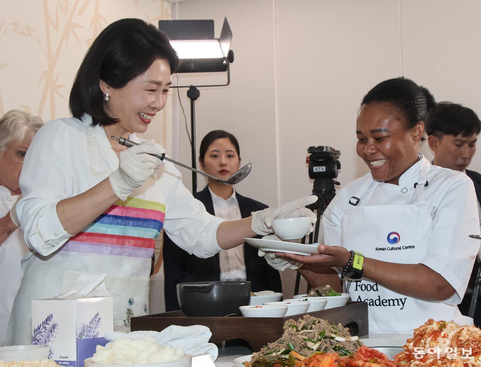 이재명 대통령과 함께 남아프리카공화국을 방문 중인 김혜경 여사가 22일(현지 시간) 요하네스버그 주남아공한국문화원에서 열린 한-남아공 음식문화 만남 및 문화원 학생 격려 행사에서 요리 시연을 하고 있다. 2025.11.22 대통령실사진기자단 송은석 기자 silverstone@donga.com