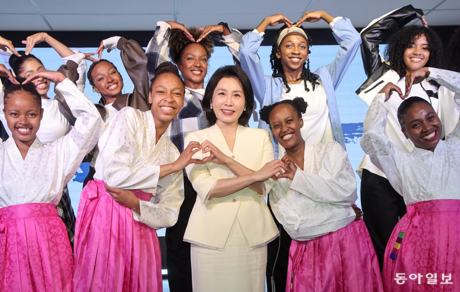 이재명 대통령과 함께 남아프리카공화국을 방문 중인 김혜경 여사가 22일(현지 시간) 요하네스버그 주남아공한국문화원에서 열린 한-남아공 음식문화 만남 및 문화원 학생 격려 행사에서 참석자들과 기념촬영을 하고 있다.  2025.11.22 대통령실사진기자단 송은석 기자 silverstone@donga.com