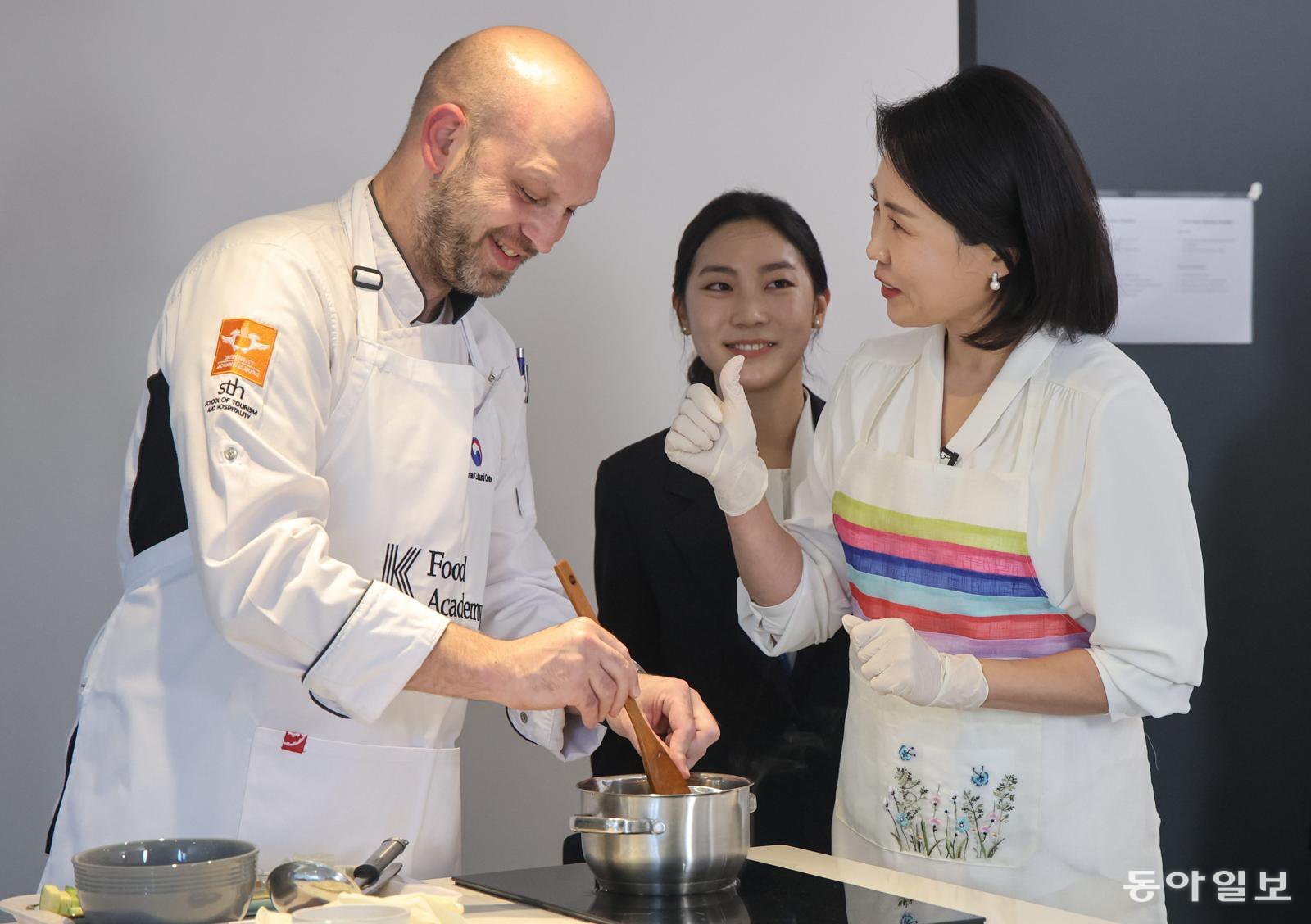 이재명 대통령과 함께 남아프리카공화국을 방문 중인 김혜경 여사가 22일(현지 시간) 요하네스버그 주남아공한국문화원에서 열린 한-남아공 음식문화 만남 및 문화원 학생 격려 행사에서 장 활용 한식 조리체험을 하고 있다.  2025.11.22 대통령실사진기자단 송은석 기자 silverstone@donga.com